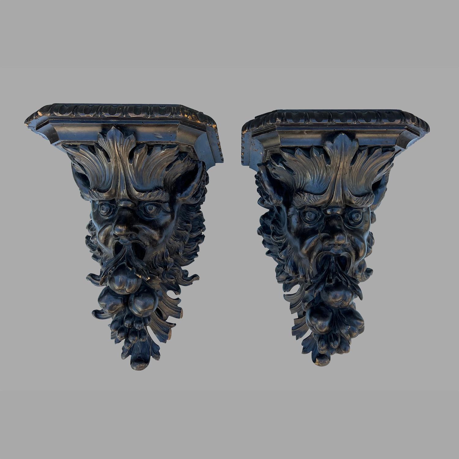 Néo-Renaissance Exceptionnelle paire de supports muraux sculptés avec visages mythologiques en vente