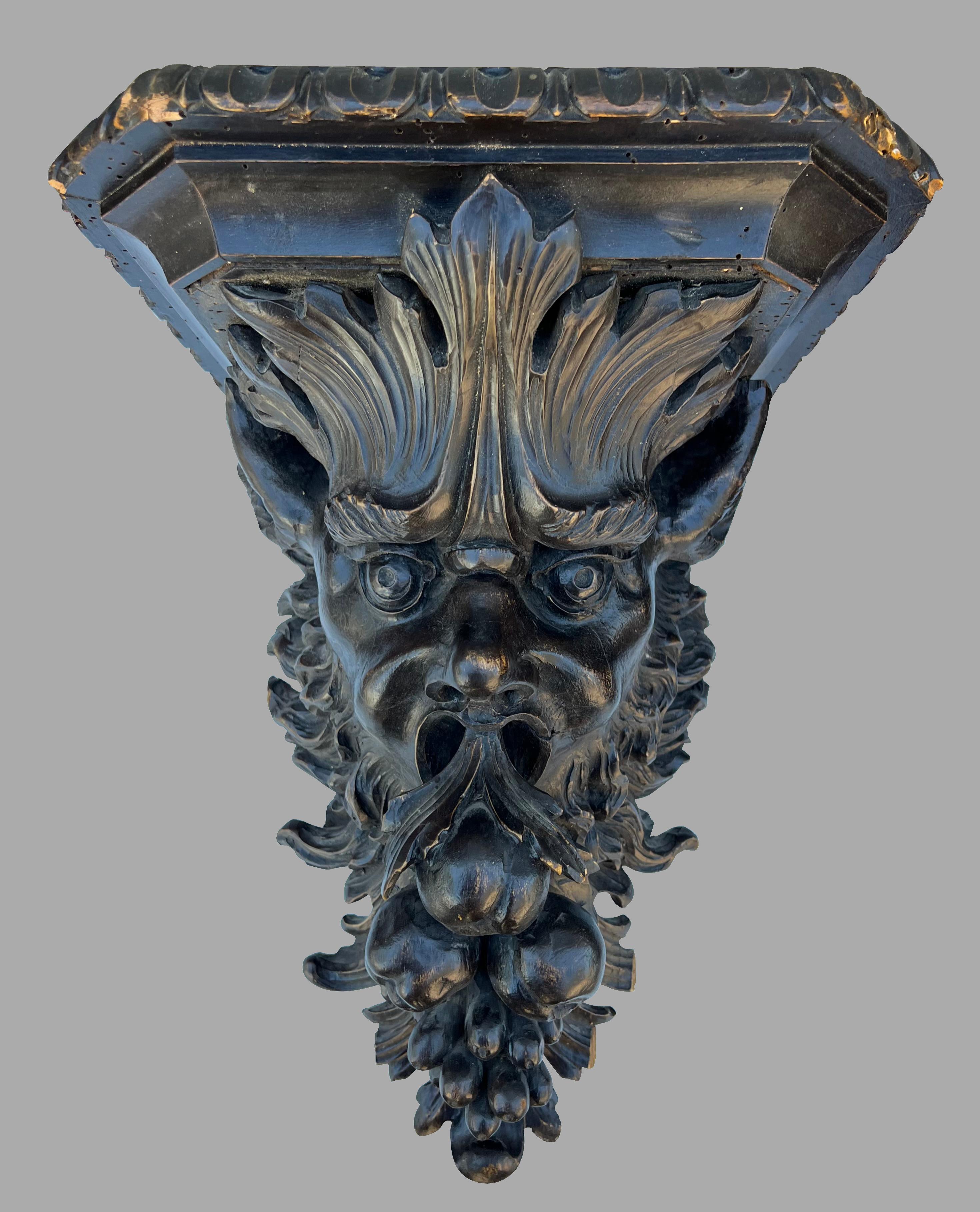 Excepcional Pareja de Ménsulas de Pared Talladas con Rostros Mitológicos siglo XIX en venta