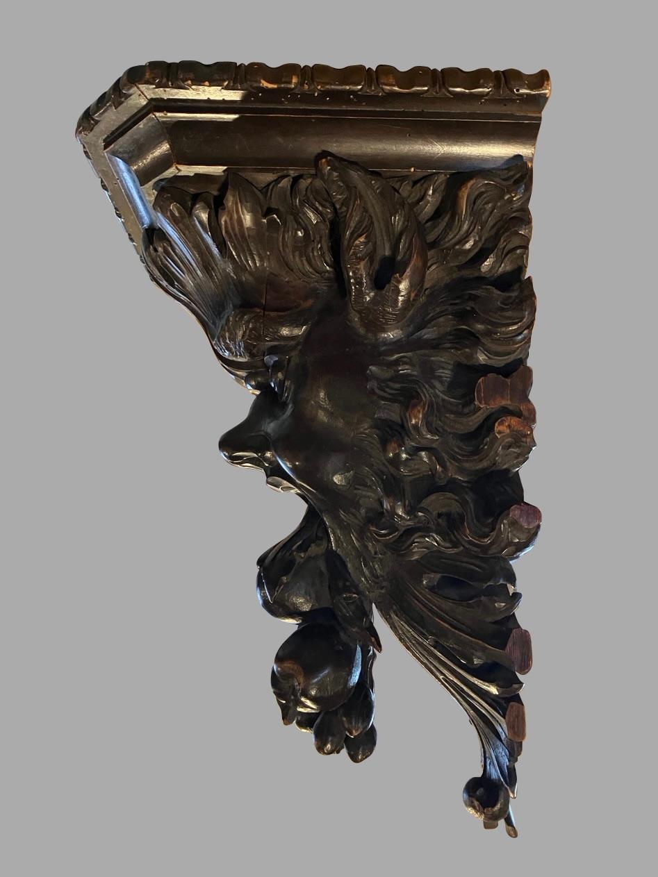 Exceptionnelle paire de supports muraux sculptés avec visages mythologiques en vente 1