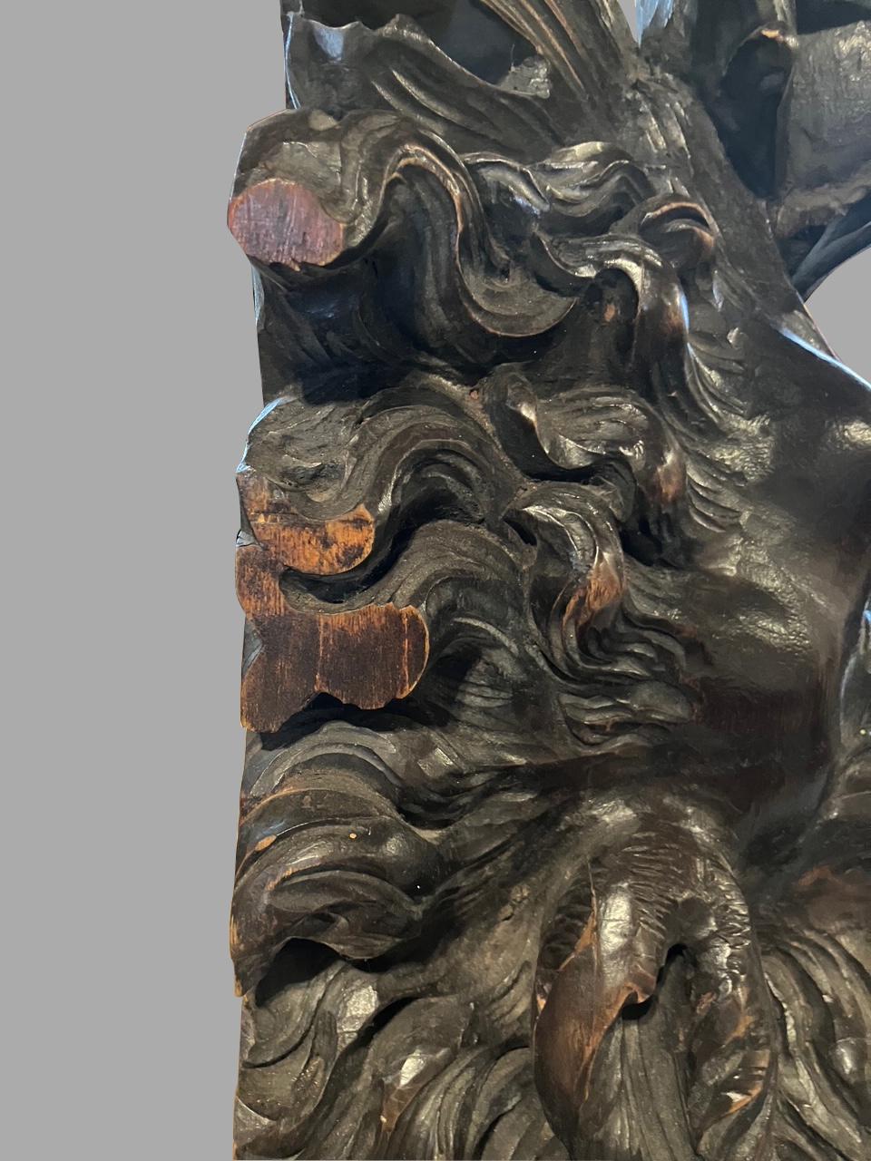 Exceptionnelle paire de supports muraux sculptés avec visages mythologiques en vente 2