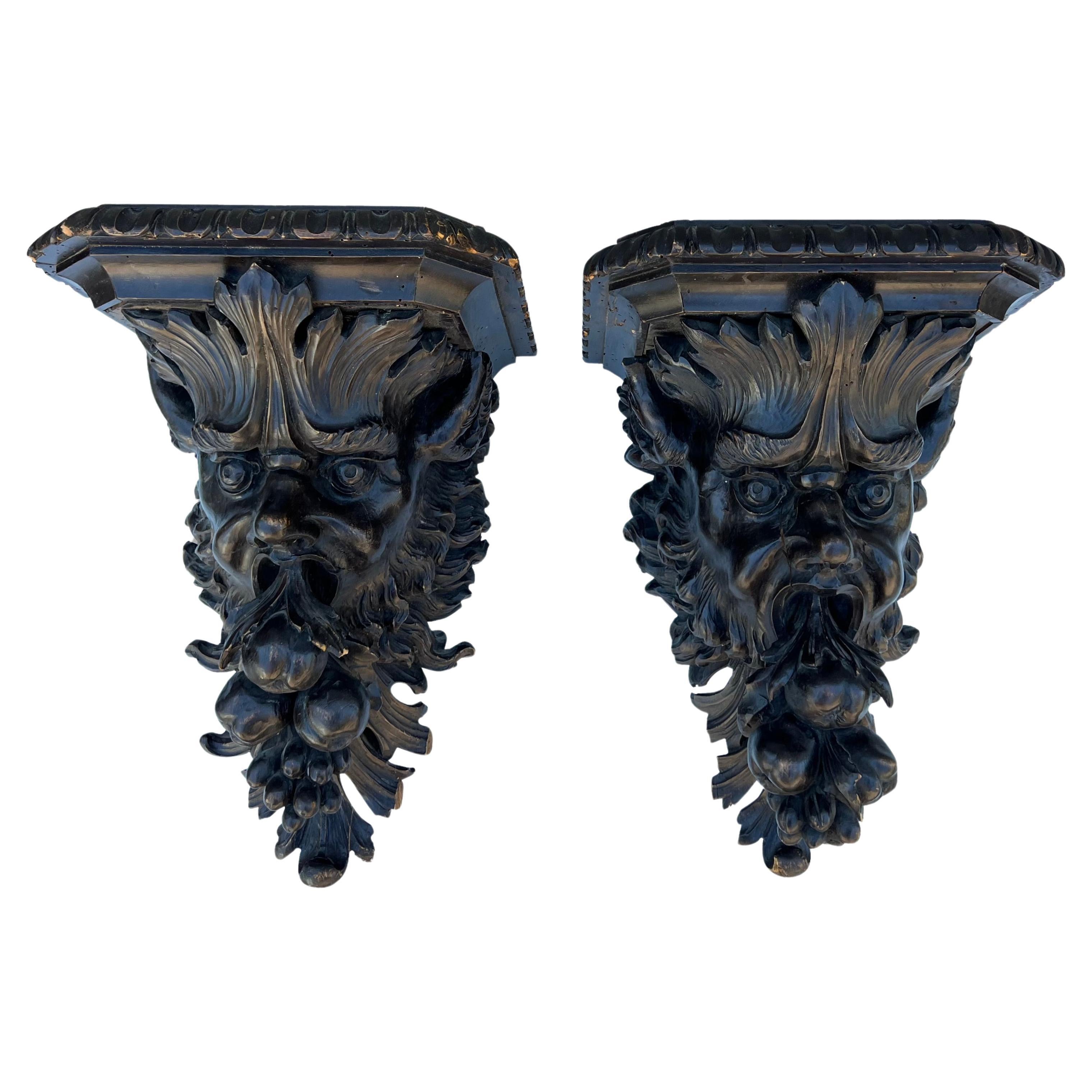 Exceptionnelle paire de supports muraux sculptés avec visages mythologiques en vente