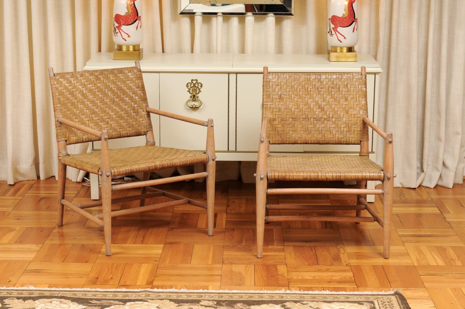 Cette magnifique paire de chaises est expédiée telle que photographiée et décrite dans l'annonce : Méticuleusement restaurées par des professionnels et prêtes à être installées. Un service de tissu sur mesure est disponible.

Une paire