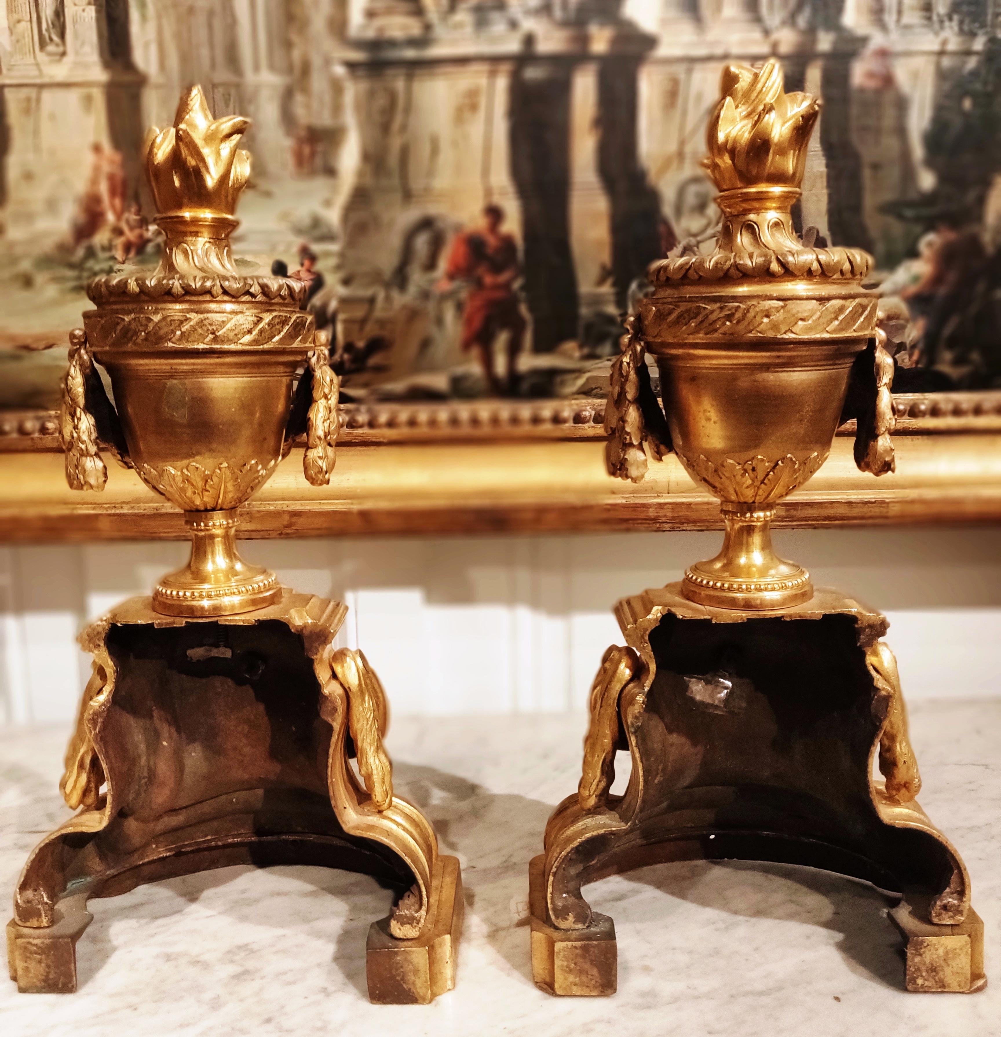 Exceptional Pair of Chased and Gilt Bronze Fire-dogs, France, Louis XVI Period (Louis XVI.) im Angebot