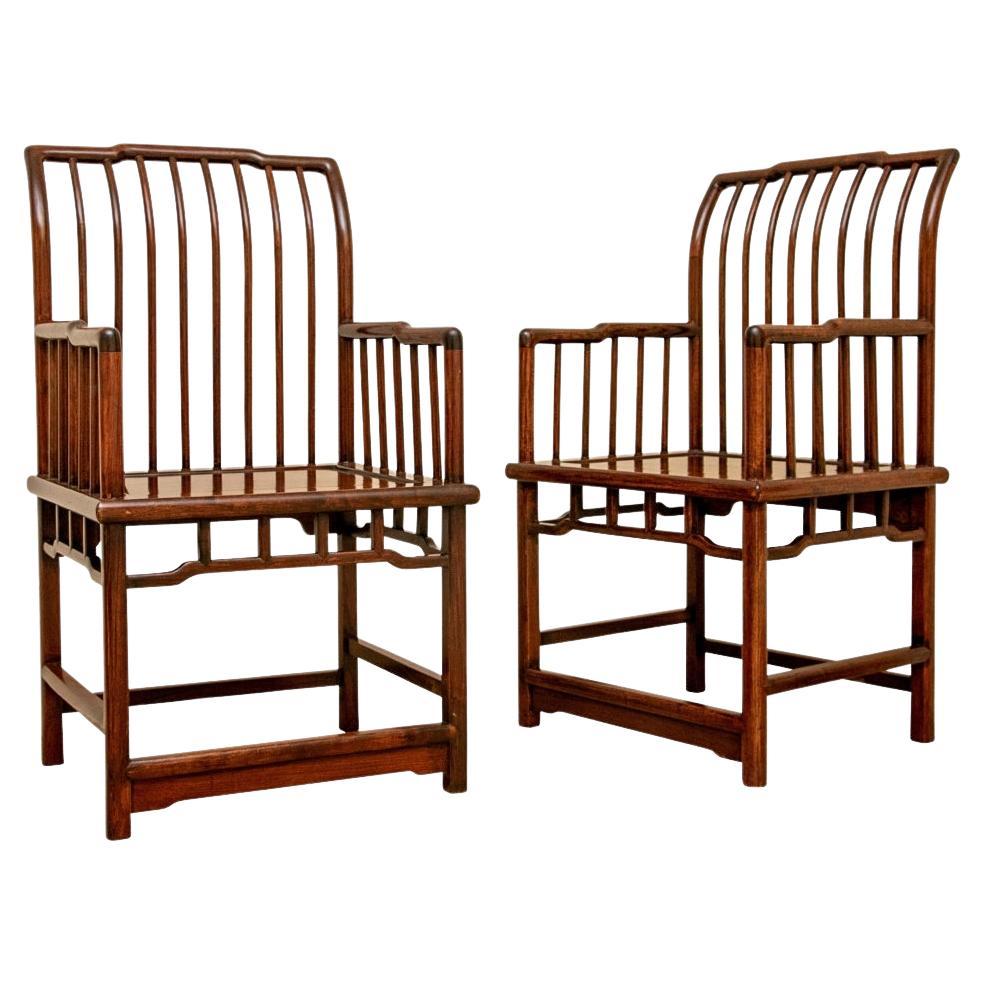 Exceptionnelle paire de fauteuils chinois de style Ming
