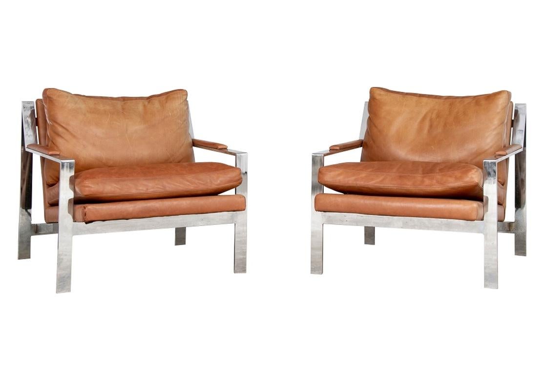 Der ikonische Cy Mann Loungesessel aus der Mitte des Jahrhunderts, gepolstert mit sattelfarbenem Leder und einer kontrastierenden und ergänzenden Rückenlehne in Olive Plaid. Die Stühle sind sehr bequem, haben ein gutes Gewicht und sind in gutem