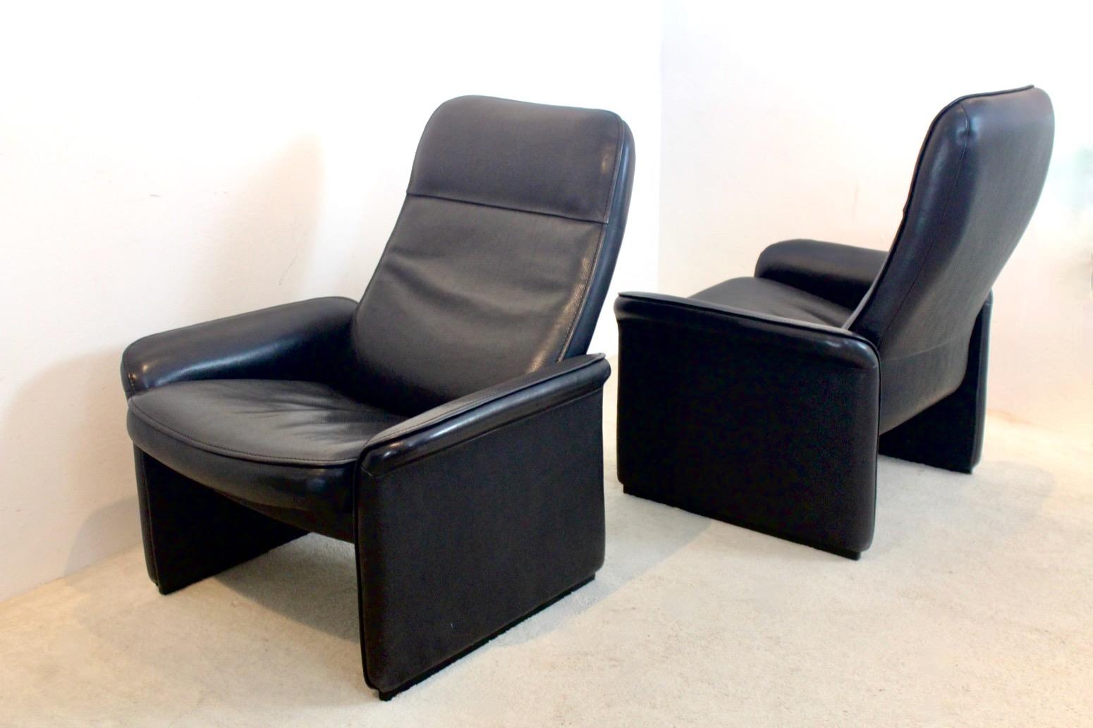 Exceptionnelle paire de chaises longues réglables De Sede DS-50 avec un ensemble d'ottomans en épais cuir de buffle noir. Le cuir fin est en très bon état, nettoyé et renforcé, et présente une belle patine. Fabriqué dans les années 70 sur un cadre