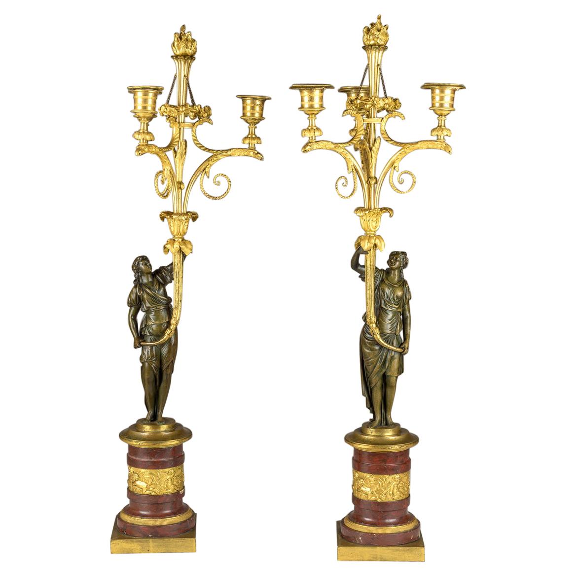Exceptionnelle paire de candélabres figuratifs Directoire à trois lumières en bronze doré et marbre