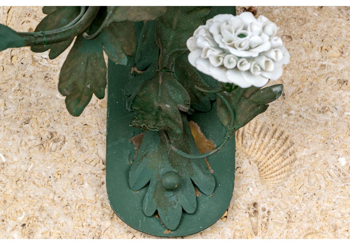 Excepcional Pareja De Apliques Eléctricos Con Flores De Porcelana en venta 2