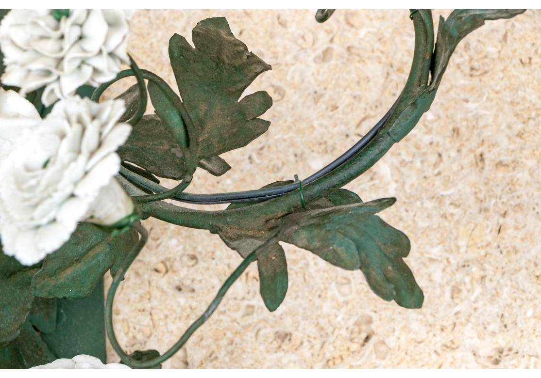 Excepcional Pareja De Apliques Eléctricos Con Flores De Porcelana Regencia de Hollywood en venta