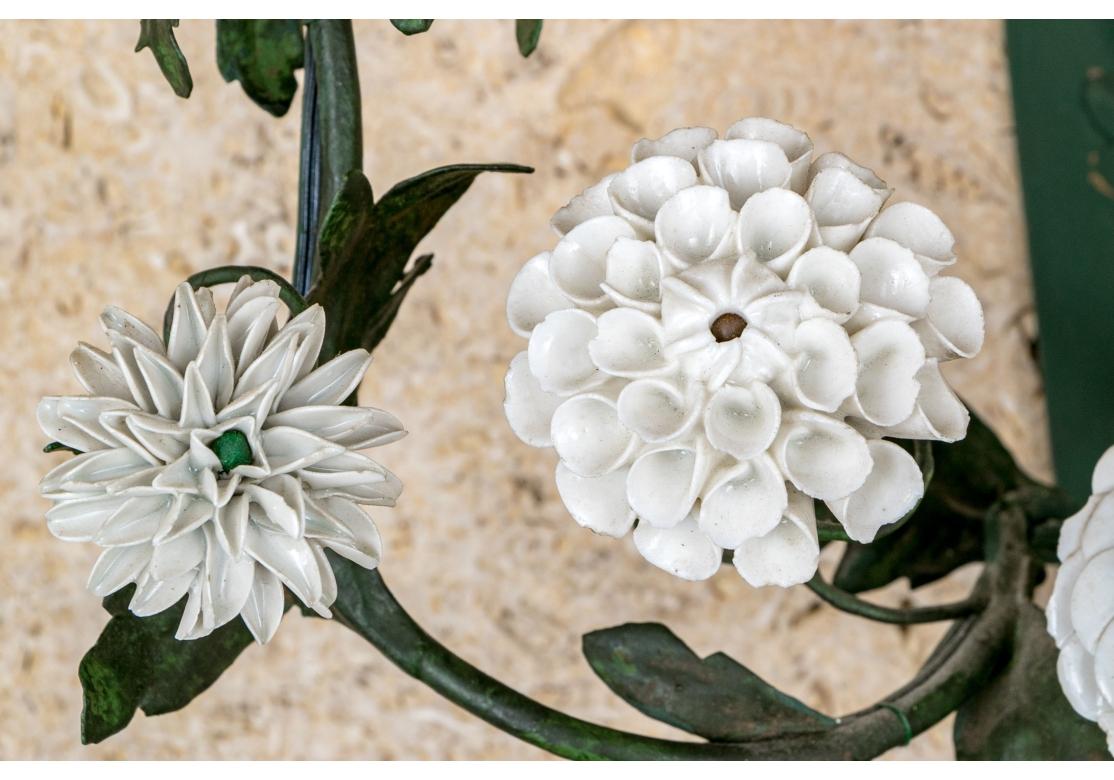 Excepcional Pareja De Apliques Eléctricos Con Flores De Porcelana en Bastante bueno estado para la venta en Bridgeport, CT