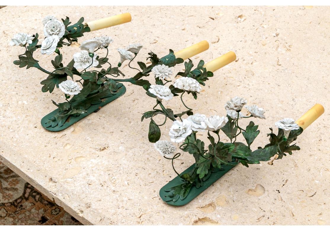 Excepcional Pareja De Apliques Eléctricos Con Flores De Porcelana siglo XX en venta