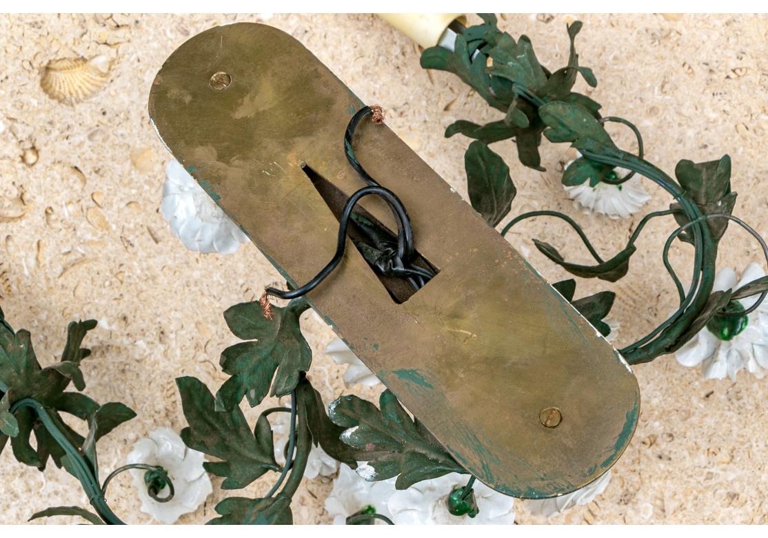 Excepcional Pareja De Apliques Eléctricos Con Flores De Porcelana Metal en venta