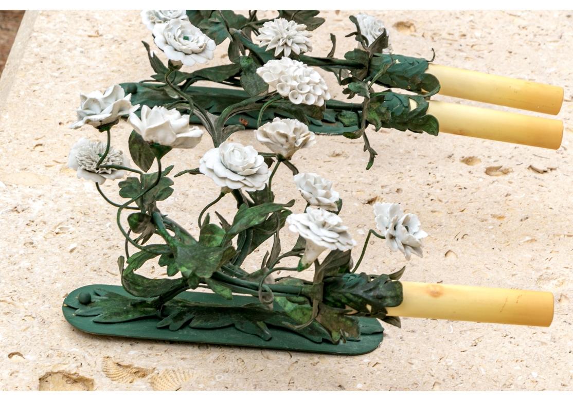 Excepcional Pareja De Apliques Eléctricos Con Flores De Porcelana en venta 1