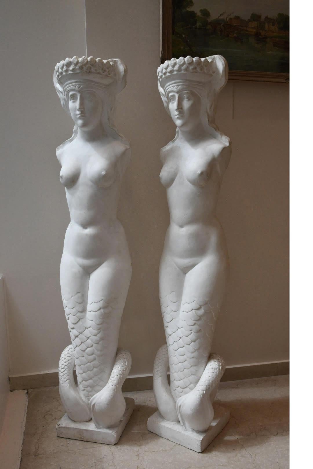 Exceptional pair of entrance flares, according to Henri Parayre for André Arbus.
Armed plaster torch decorated with a mermaid on a rectangular base in the spirit of the status of the Knossos Palace. Possibility of integrating flares in the