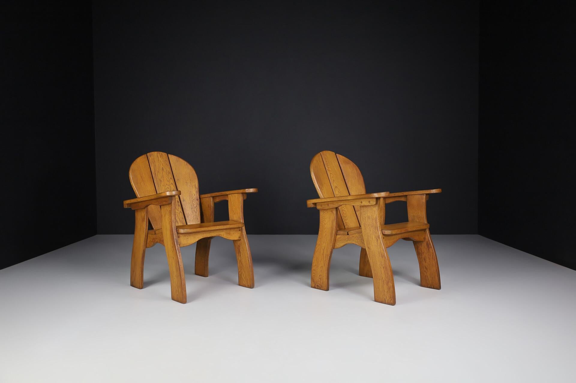 Exceptional Pair of French Brutalist Lounge Chairs in Sculpted Solid Oak, 1960s In Good Condition For Sale In Almelo, NL