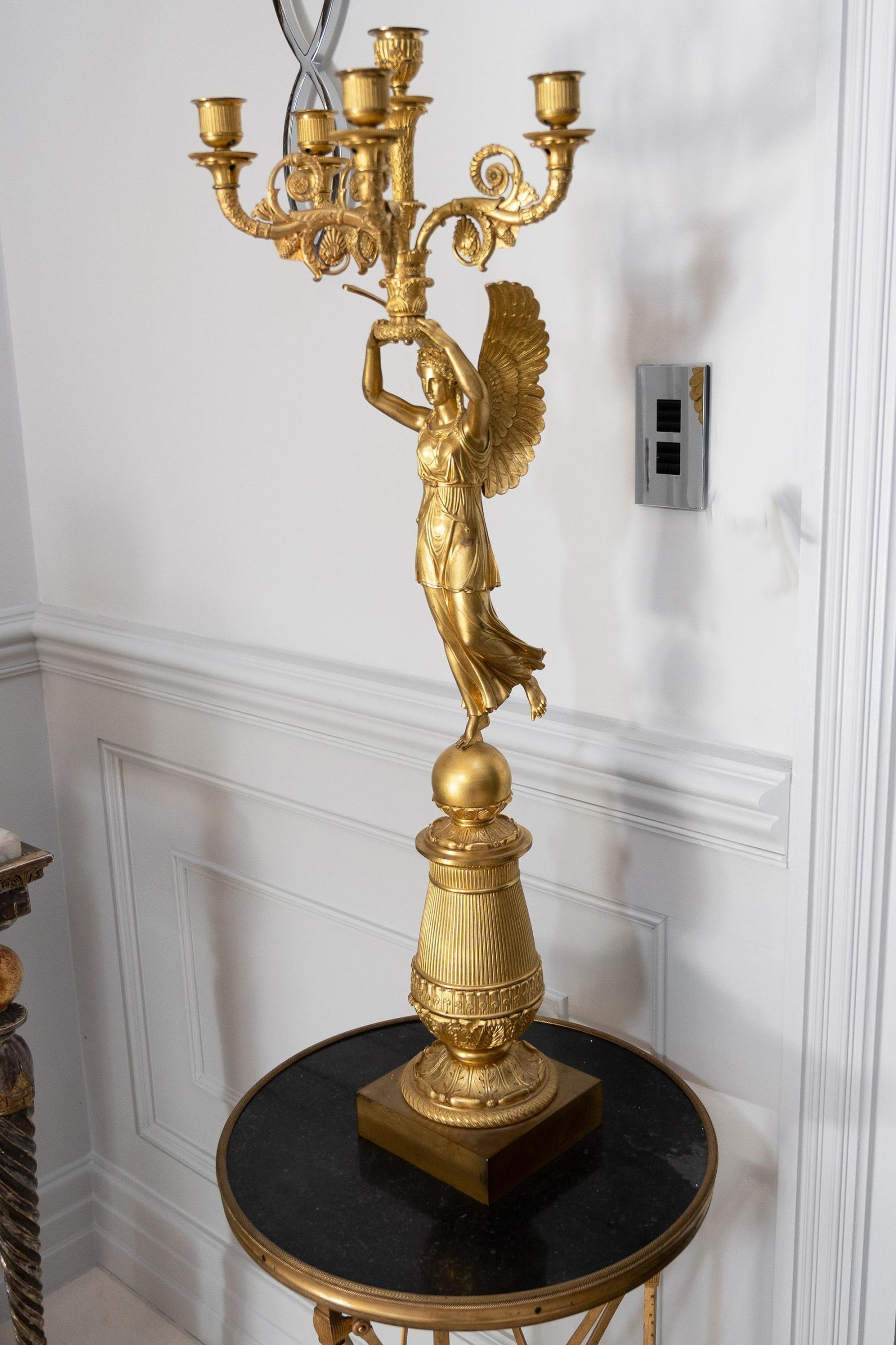 Exceptionnelle paire de candélabres en bronze doré de la fin de l'Empire français attribuée à Pier en vente 3