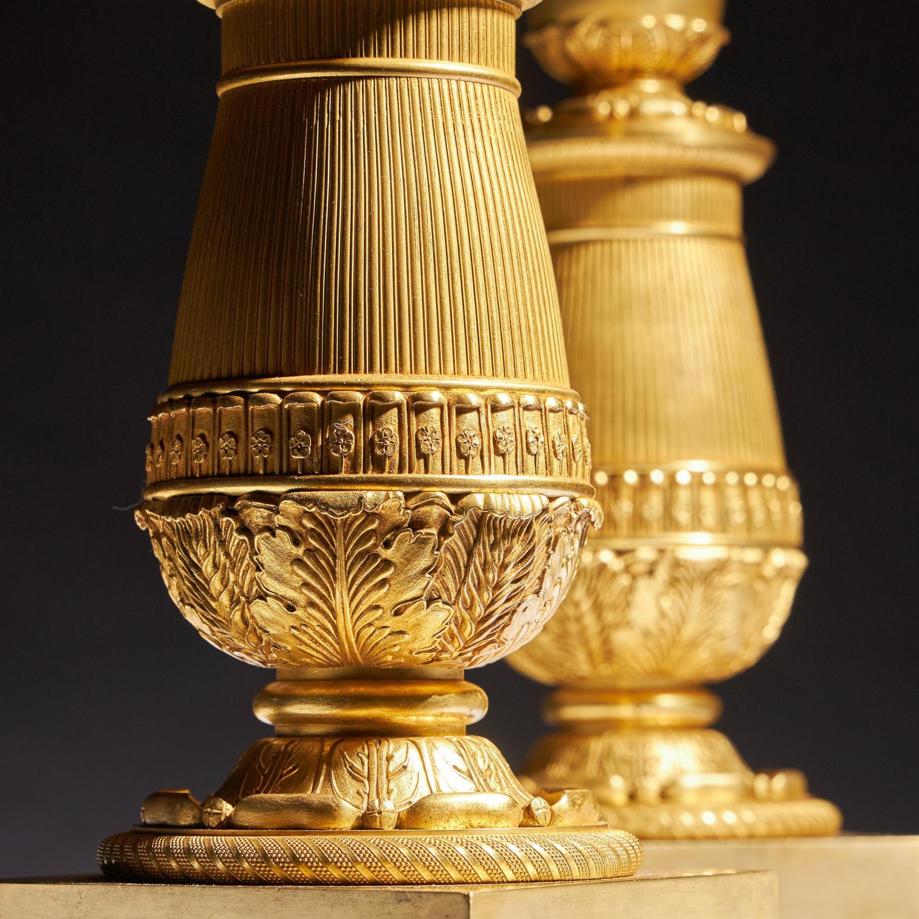 Exceptionnelle paire de candélabres en bronze doré de la fin de l'Empire français attribuée à Pier en vente 4
