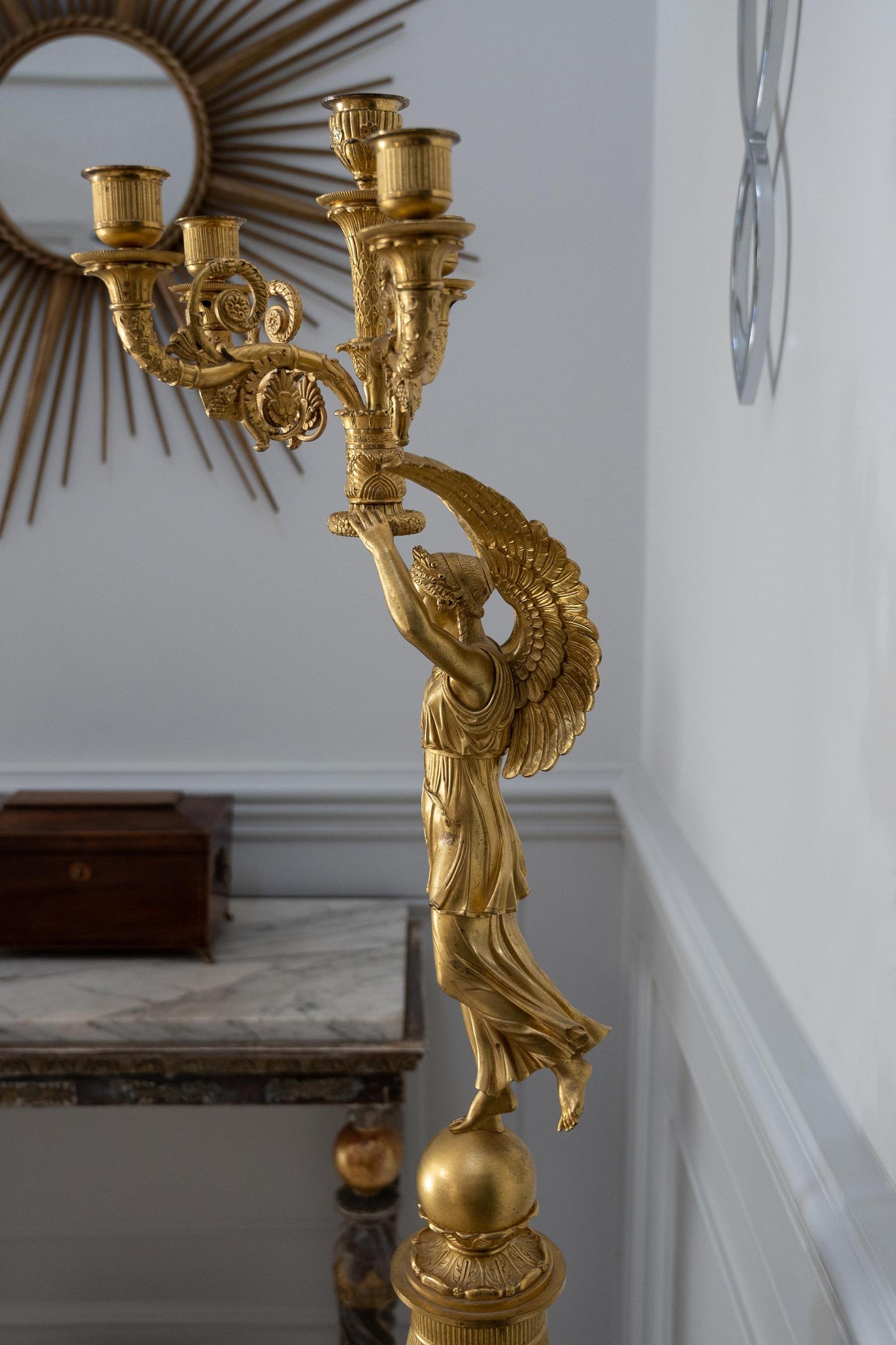 Exceptionnelle paire de candélabres en bronze doré de la fin de l'Empire français attribuée à Pier en vente 5