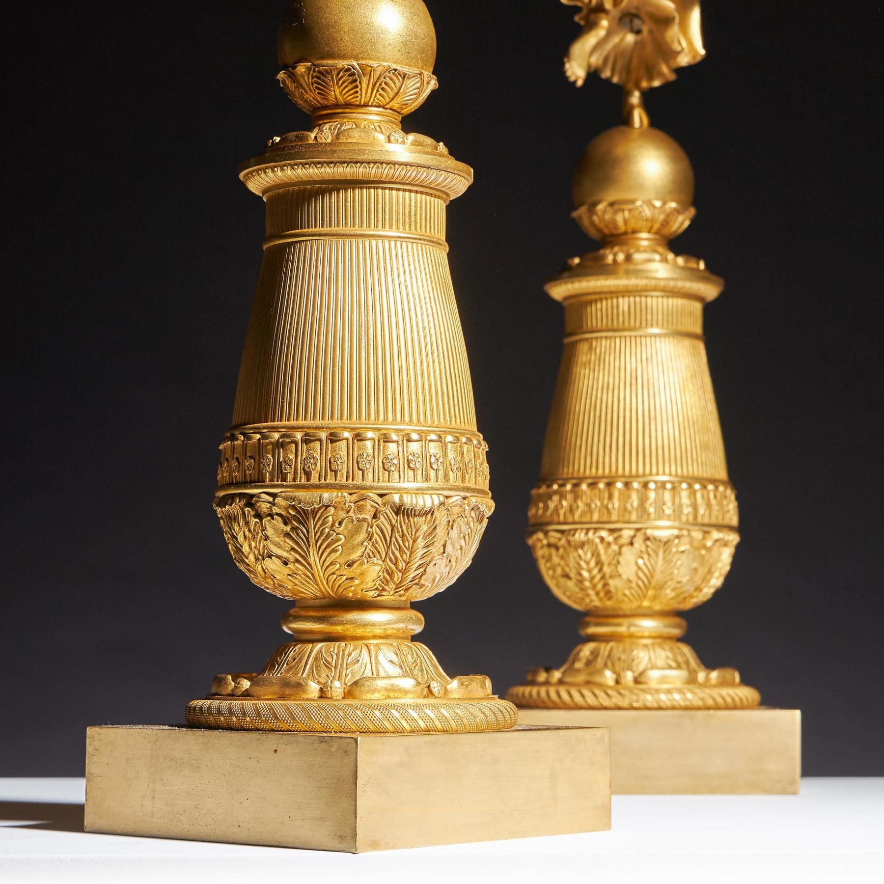 Exceptionnelle paire de candélabres en bronze doré de la fin de l'Empire français attribuée à Pier en vente 6