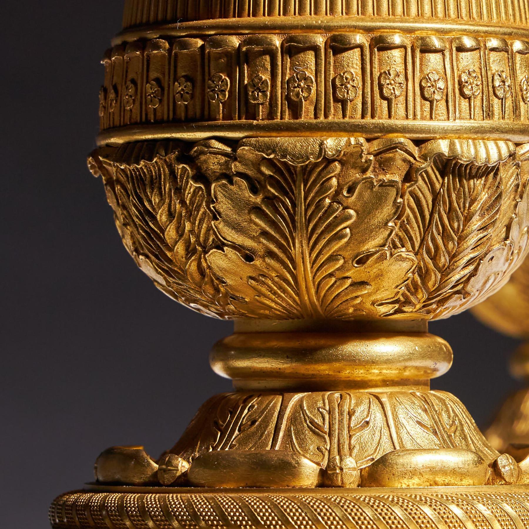 Exceptionnelle paire de candélabres en bronze doré de la fin de l'Empire français attribuée à Pier en vente 7