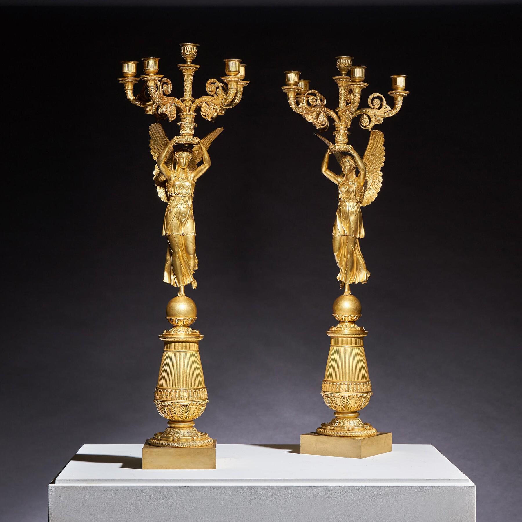 Français Exceptionnelle paire de candélabres en bronze doré de la fin de l'Empire français attribuée à Pier en vente