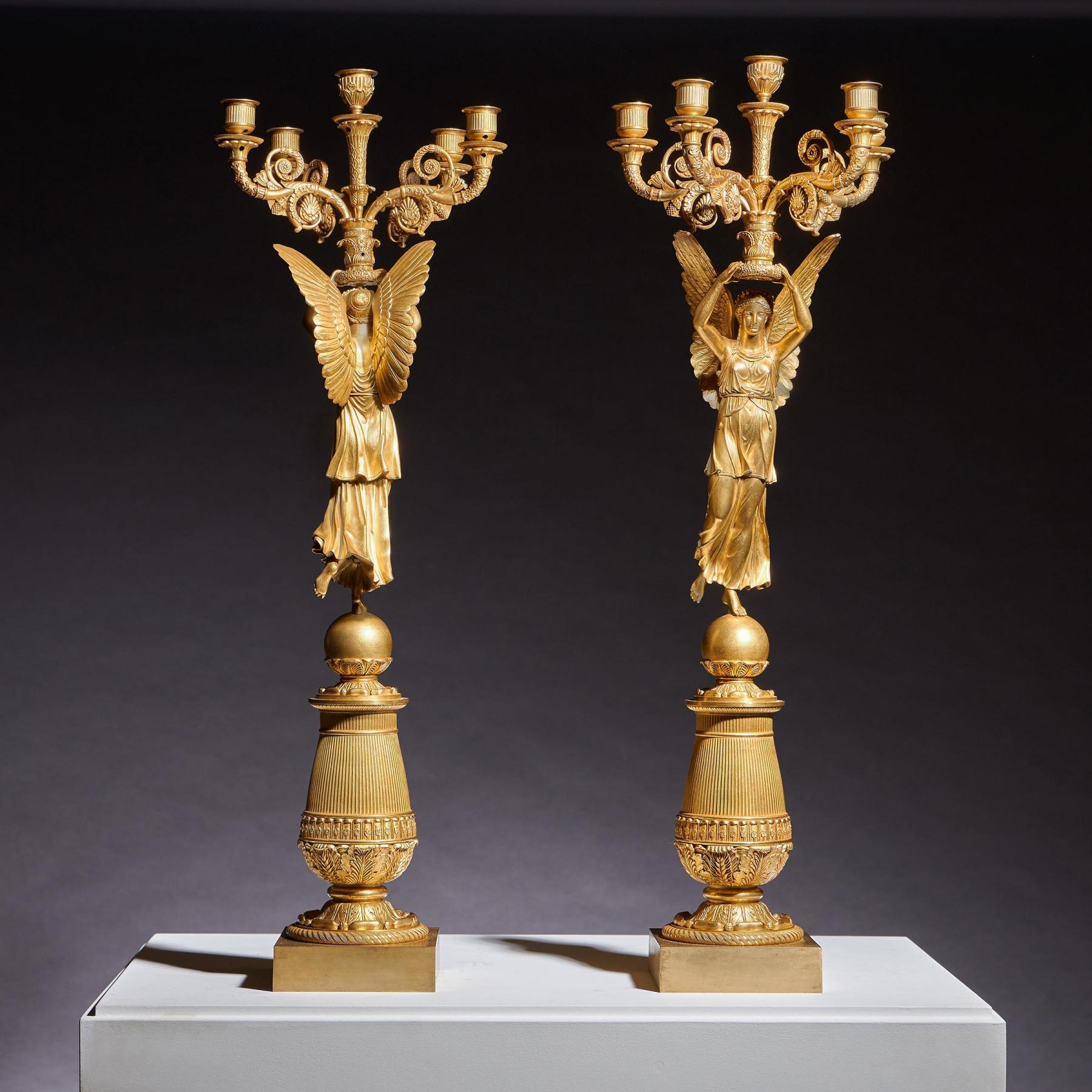 Doré Exceptionnelle paire de candélabres en bronze doré de la fin de l'Empire français attribuée à Pier en vente