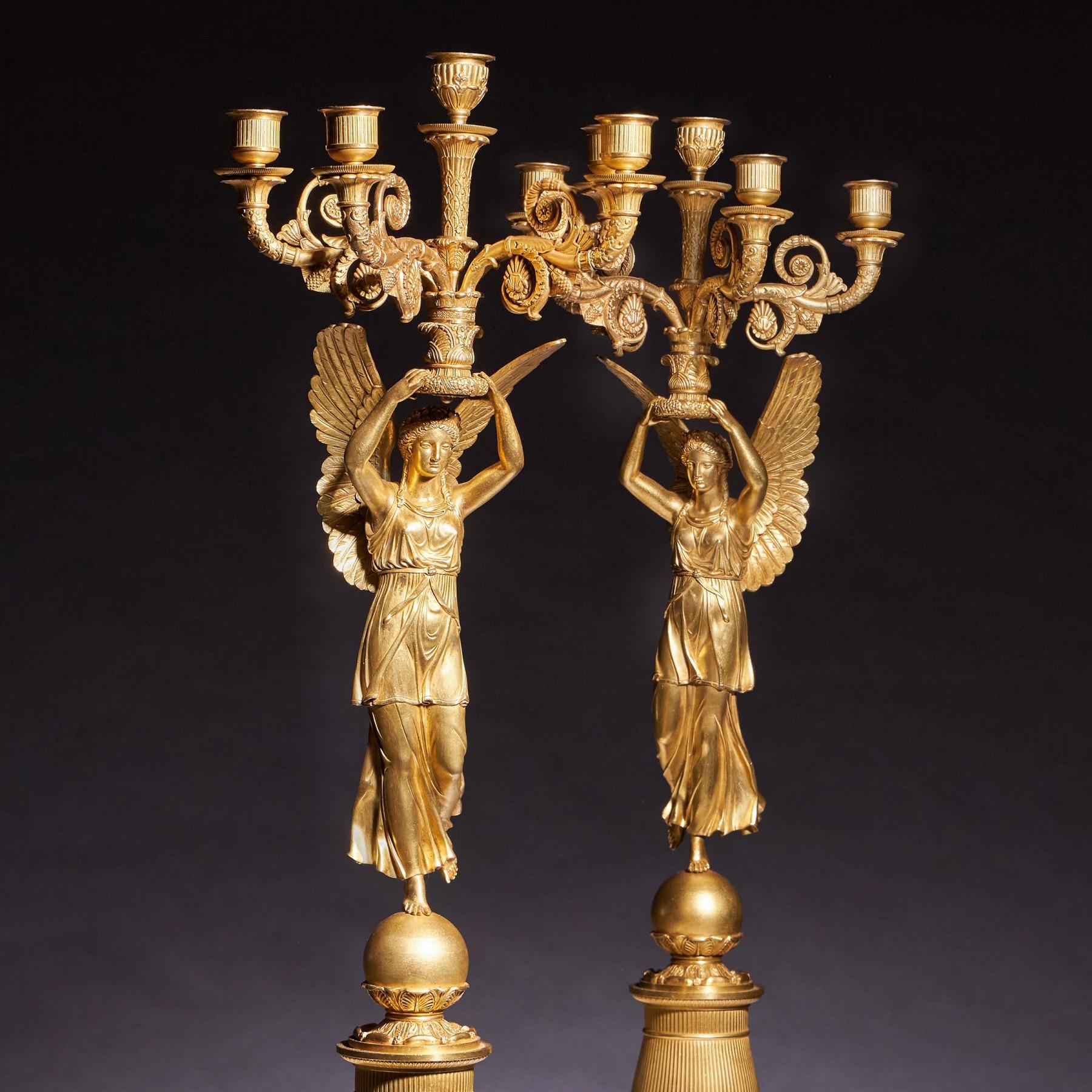 Außergewöhnliches Paar französischer Kandelaber aus vergoldeter Bronze aus dem späten Kaiserreich, Pier (Vergoldet) im Angebot