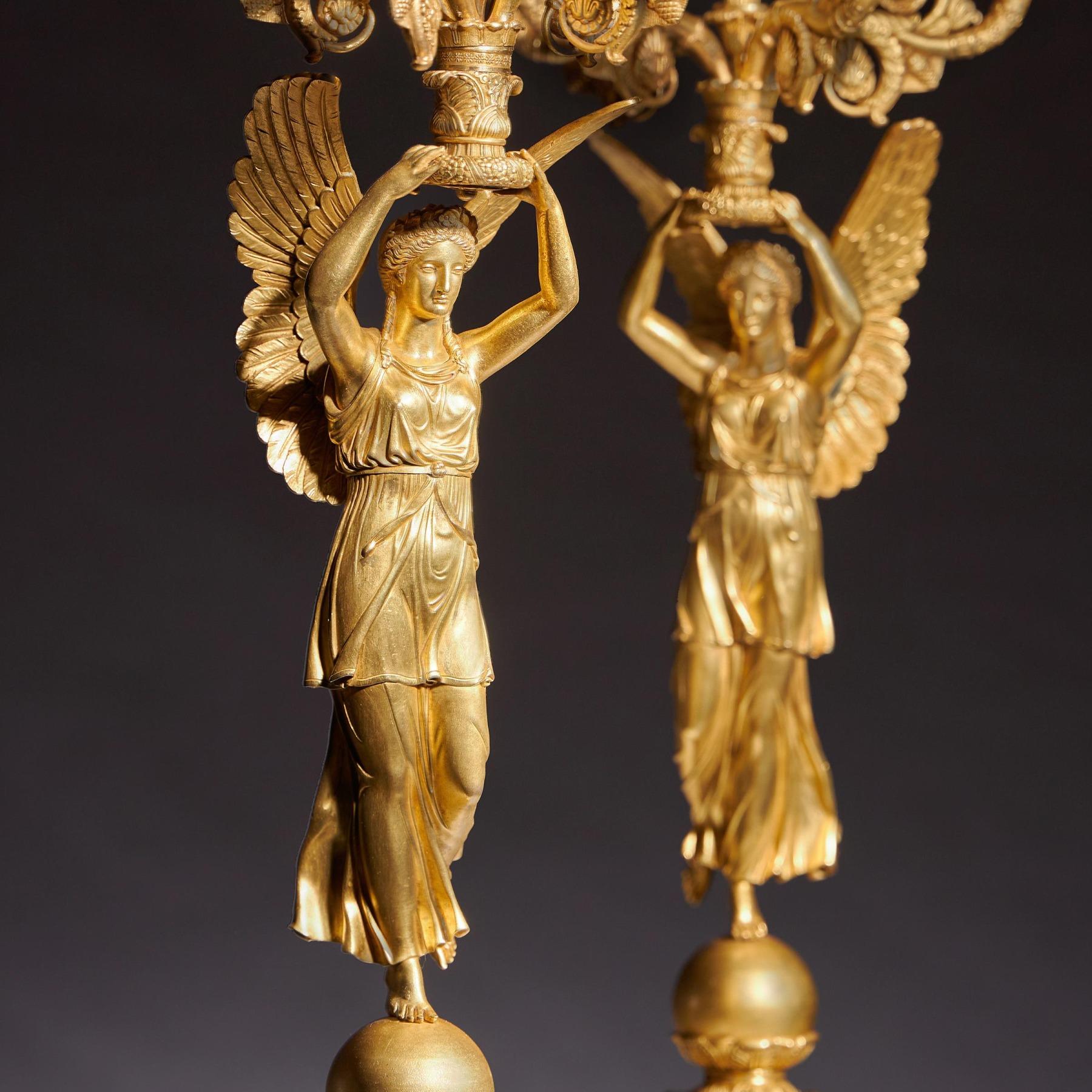 Début du XIXe siècle Exceptionnelle paire de candélabres en bronze doré de la fin de l'Empire français attribuée à Pier en vente