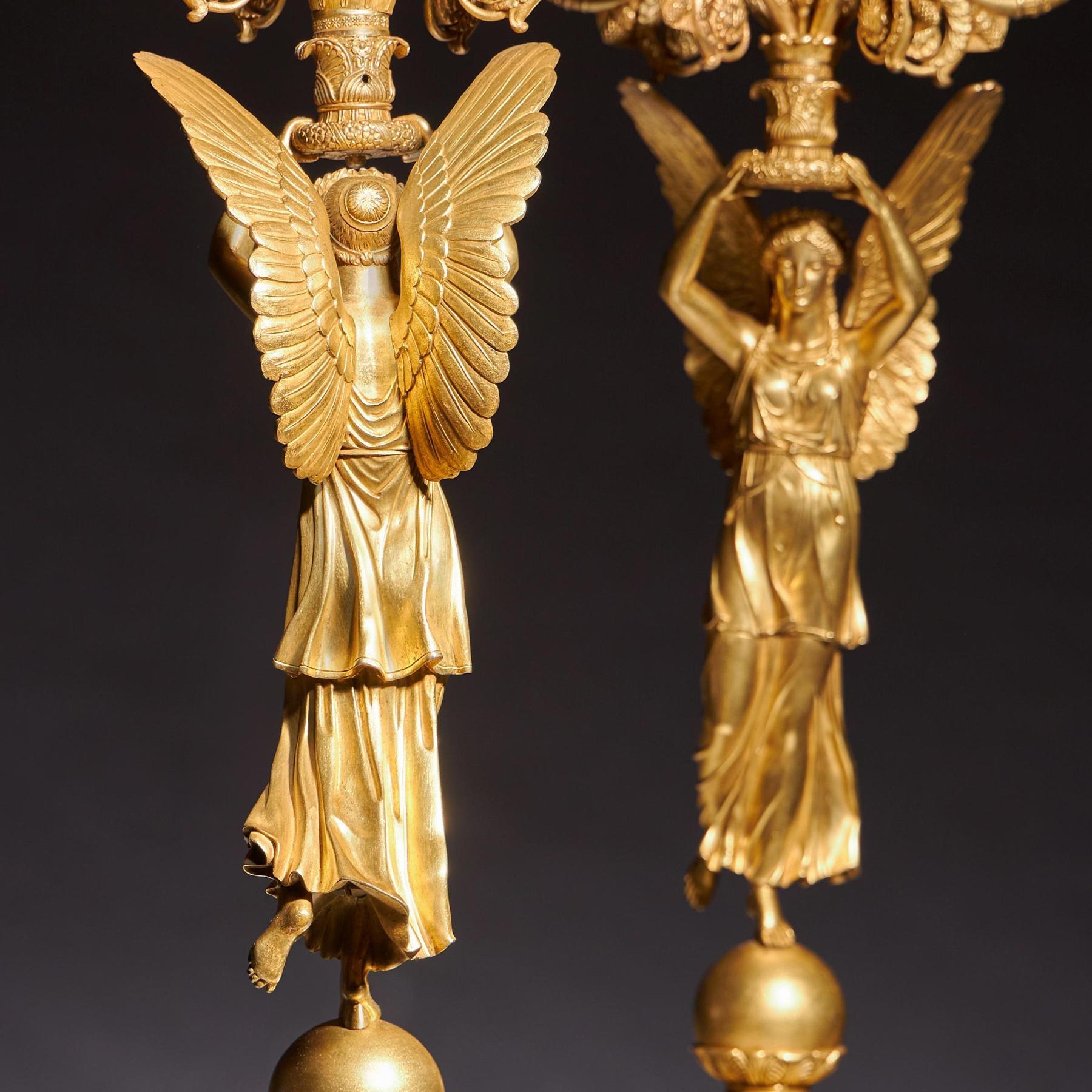 Außergewöhnliches Paar französischer Kandelaber aus vergoldeter Bronze aus dem späten Kaiserreich, Pier (Frühes 19. Jahrhundert) im Angebot