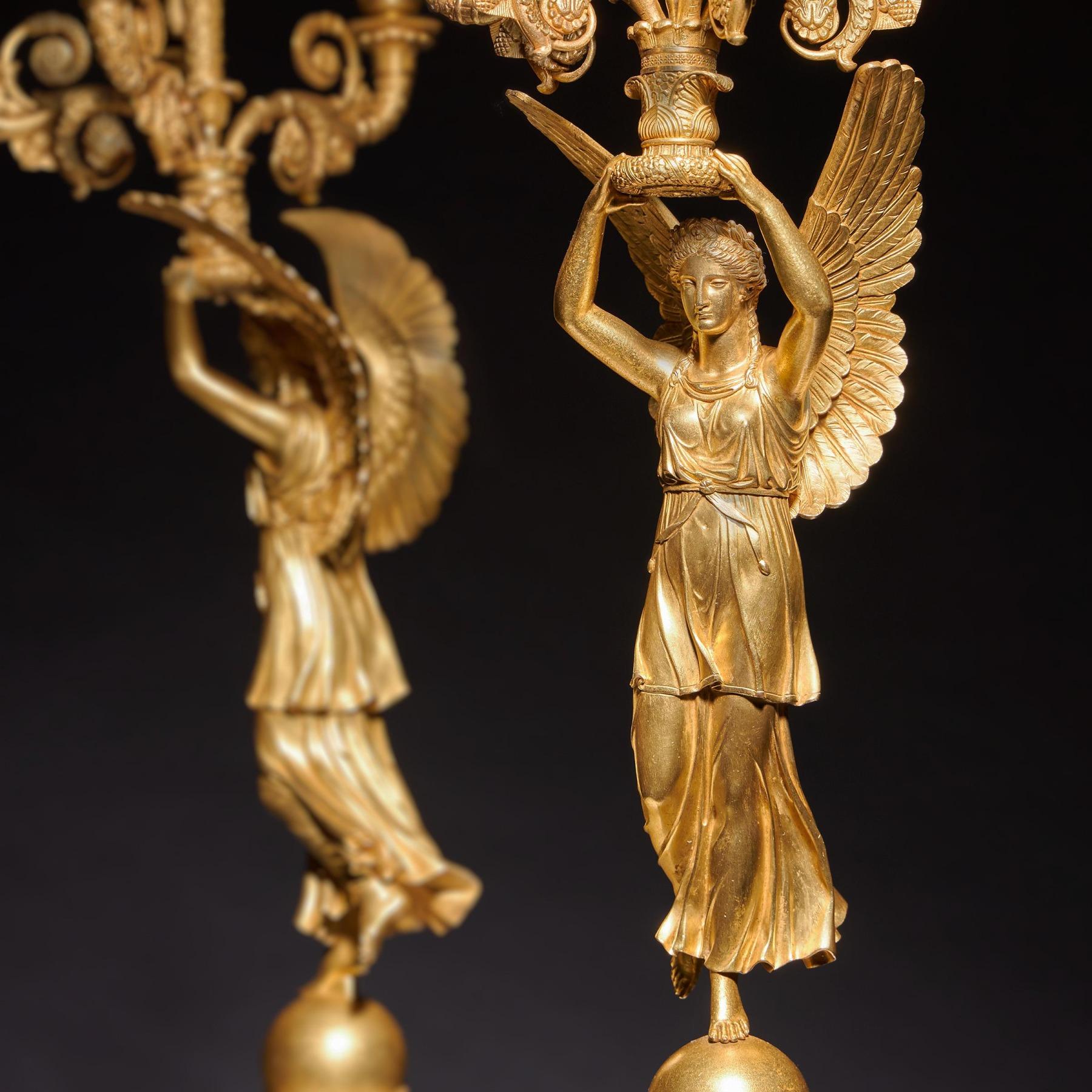 Exceptionnelle paire de candélabres en bronze doré de la fin de l'Empire français attribuée à Pier en vente 1