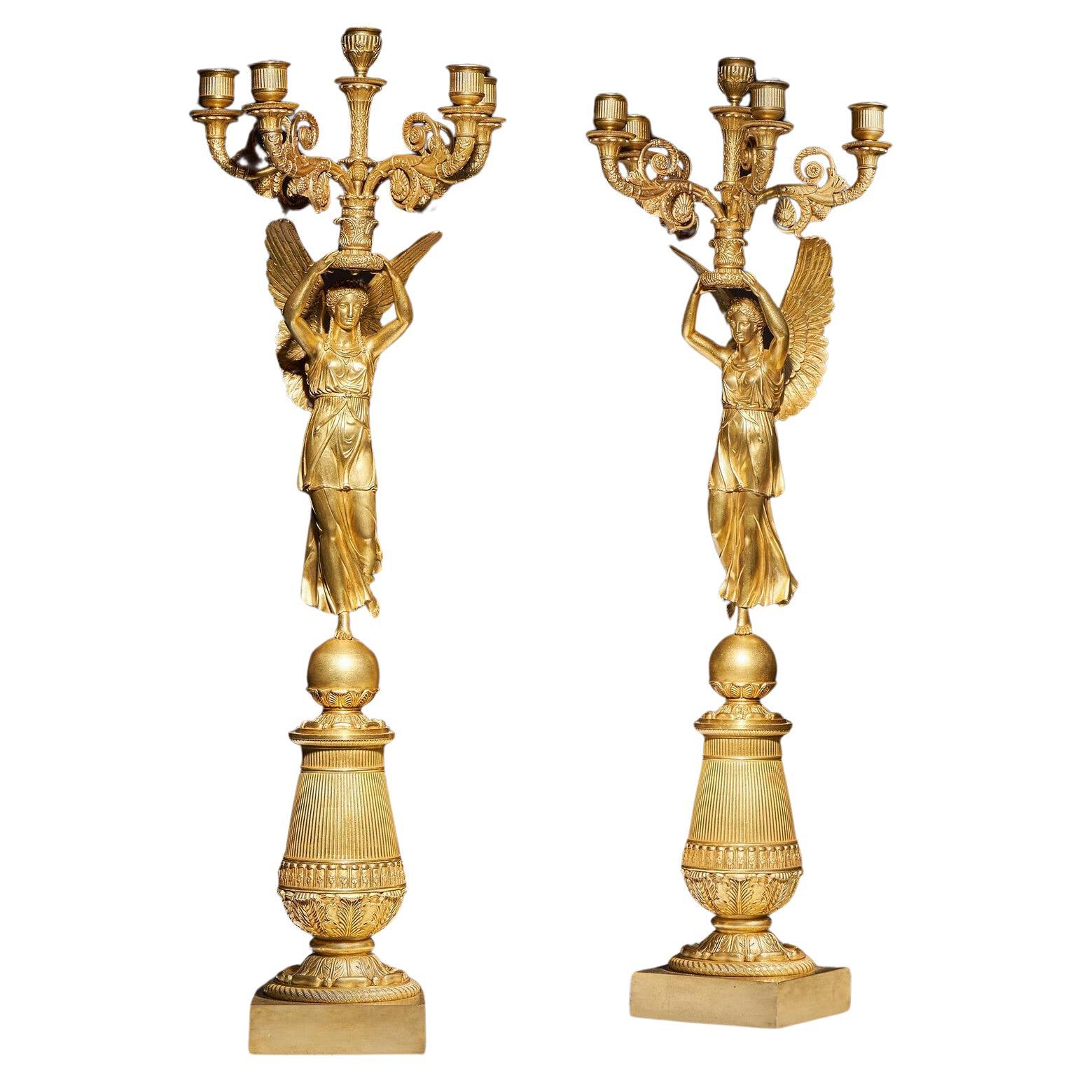 Exceptionnelle paire de candélabres en bronze doré de la fin de l'Empire français attribuée à Pier