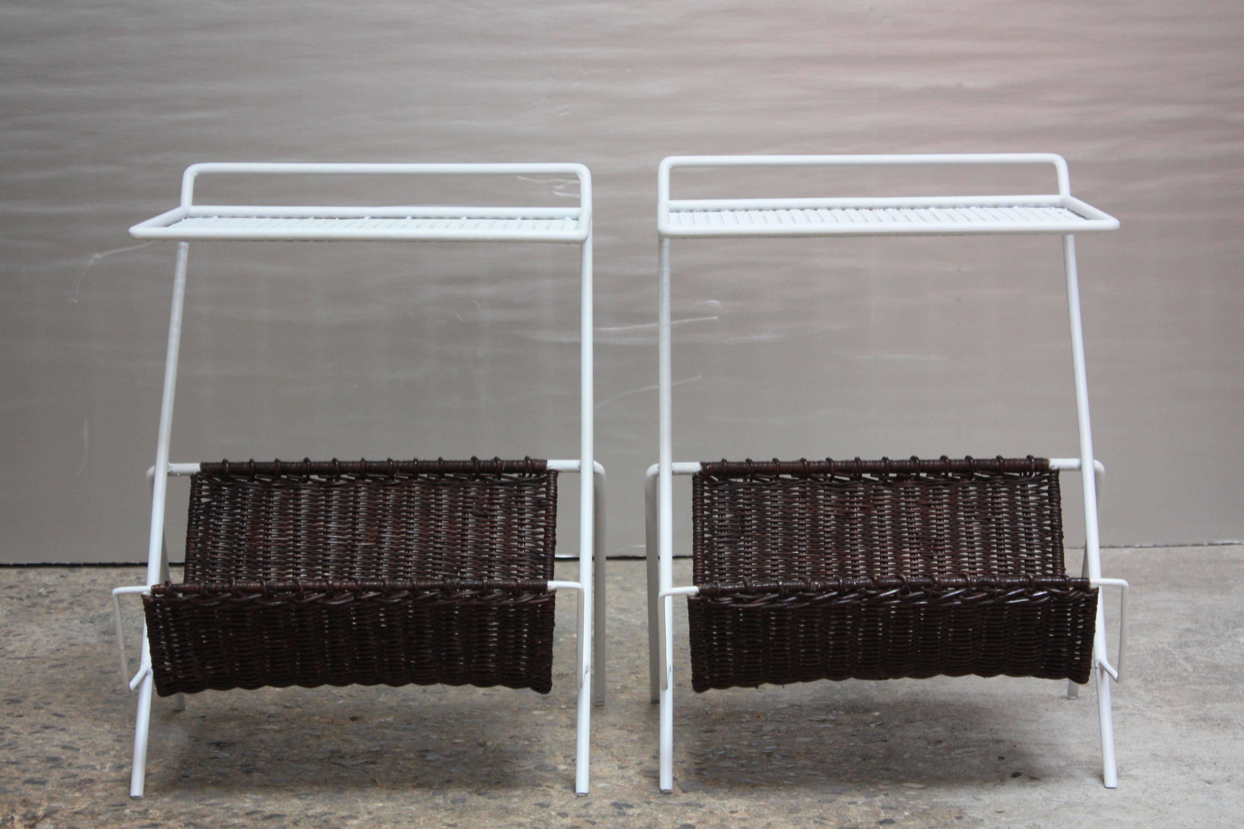 Ein Paar französische Magazintische aus Metall und Rattan von Mathieu Matégot (Moderne der Mitte des Jahrhunderts) im Angebot