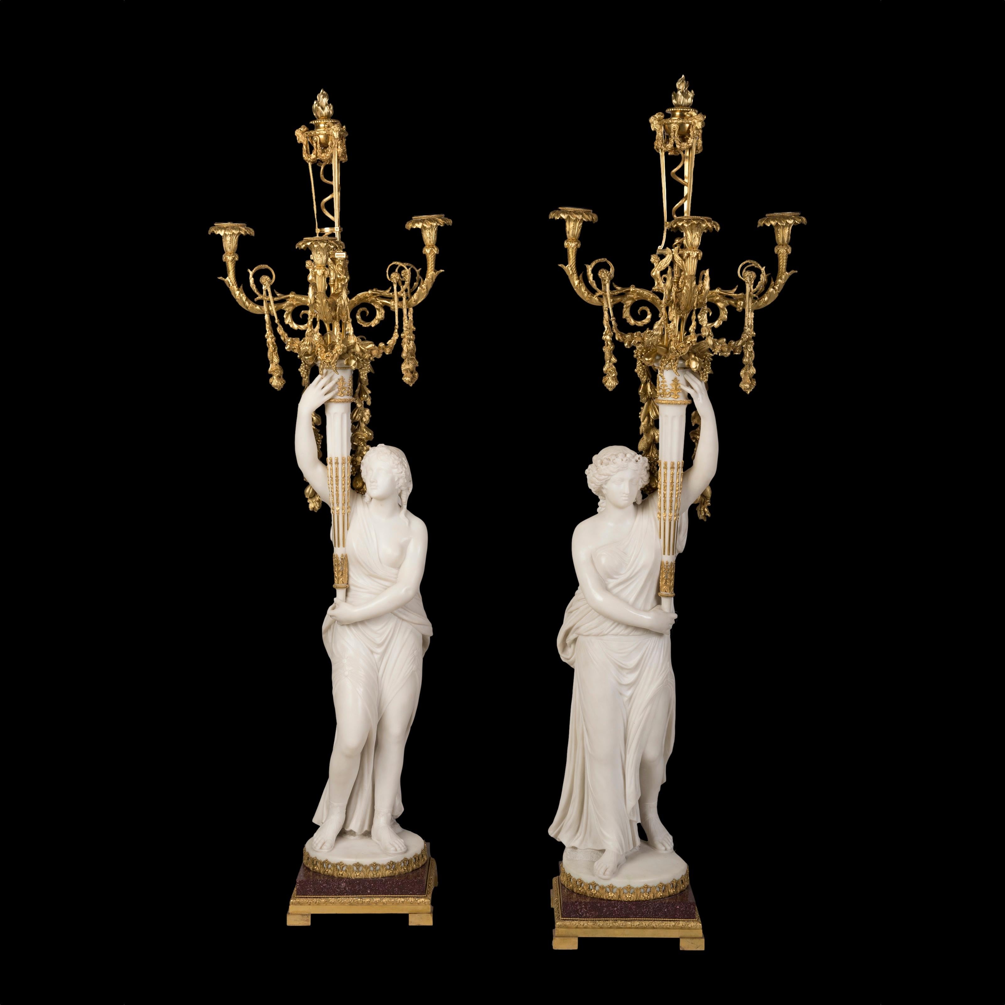Remarquable paire de chandeliers en marbre montés sur bronze doré
par Sormani de Paris

D'après les originaux de Jean-François Lorta (1752-1837)
Résider au Louvre

Construits dans une combinaison inhabituelle de marbre blanc pur et de bronze doré,