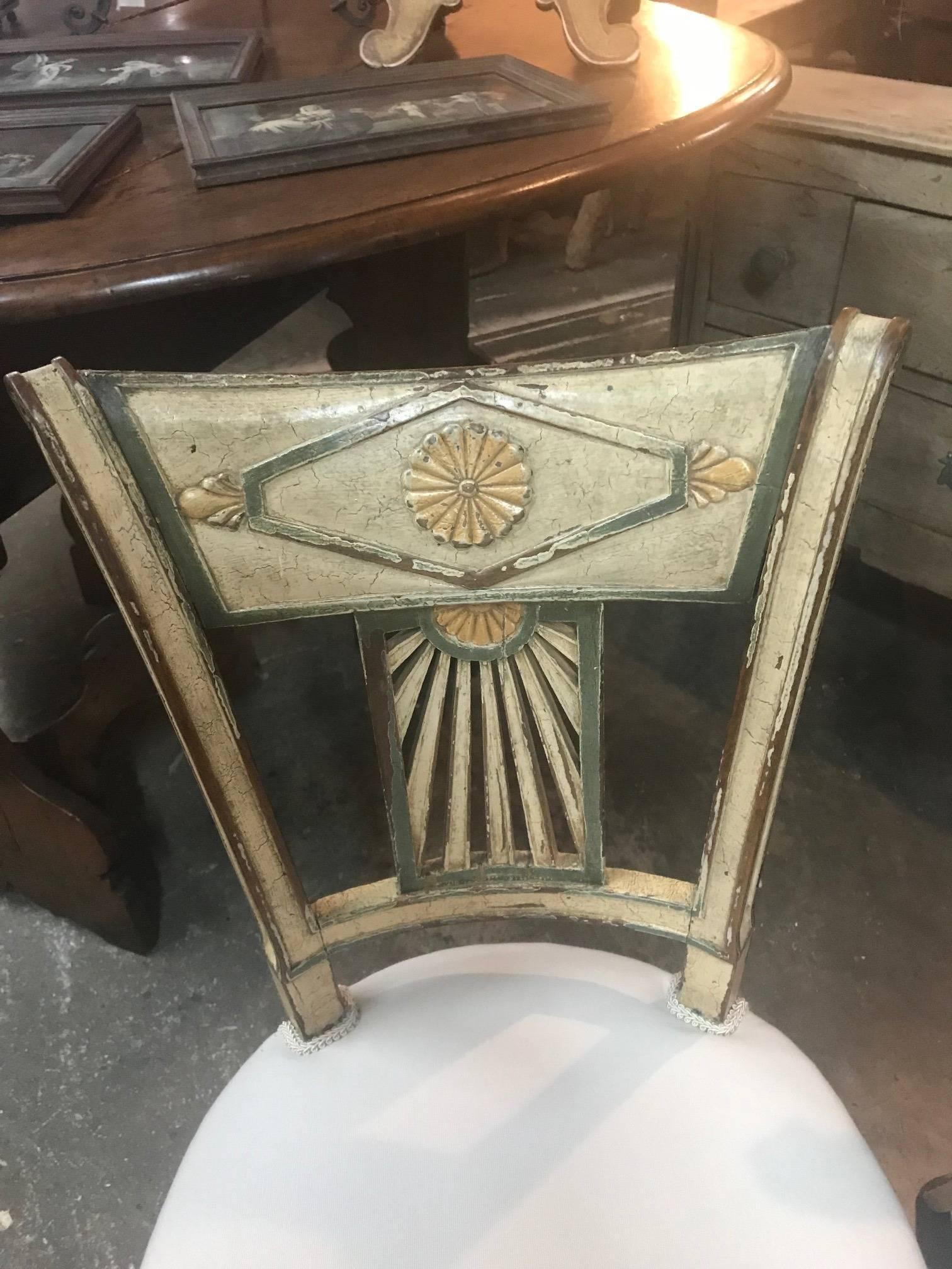 Une paire exceptionnelle de chaises d'appoint Directoire d'époque française. Merveilleusement et solidement construits avec leur finition polychrome originale. Tapisserie professionnelle récente. Des pièces d'accentuation parfaites pour tout