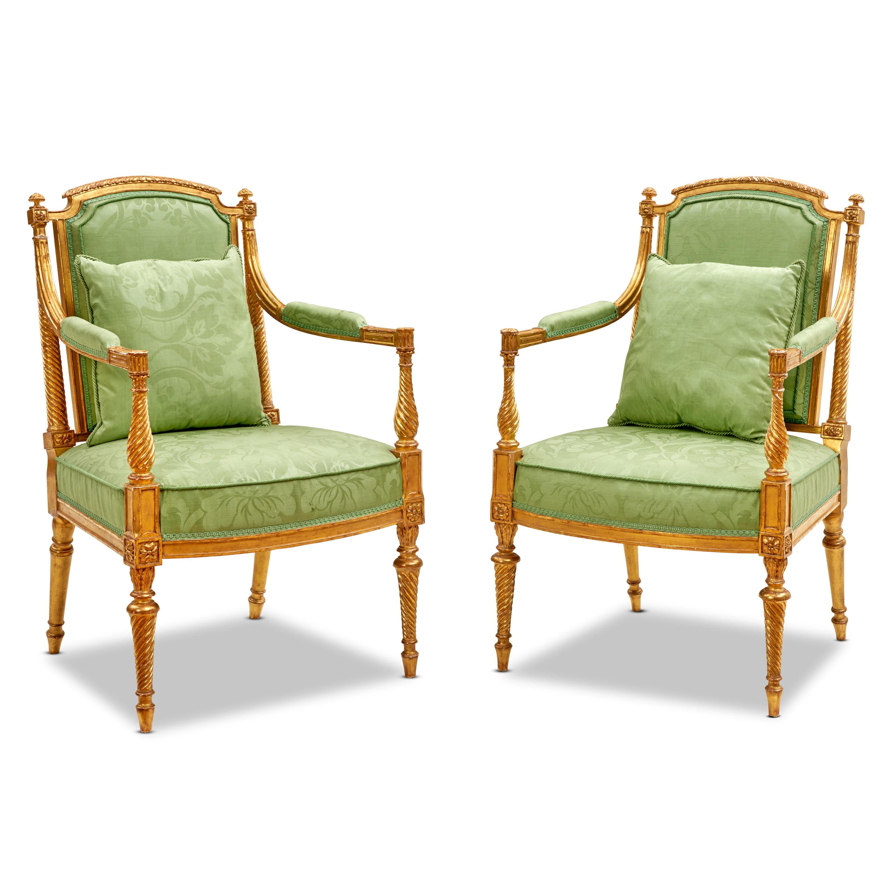 Magnifique paire de fauteuils en bois doré George III, Angleterre, vers 1785, attribuée à B. Harmer et basée sur un design de Thomas Sheraton. Tapisserie d'ameublement verte avec cimier sculpté de godrons, accoudoirs cannelés, supports torsadés et