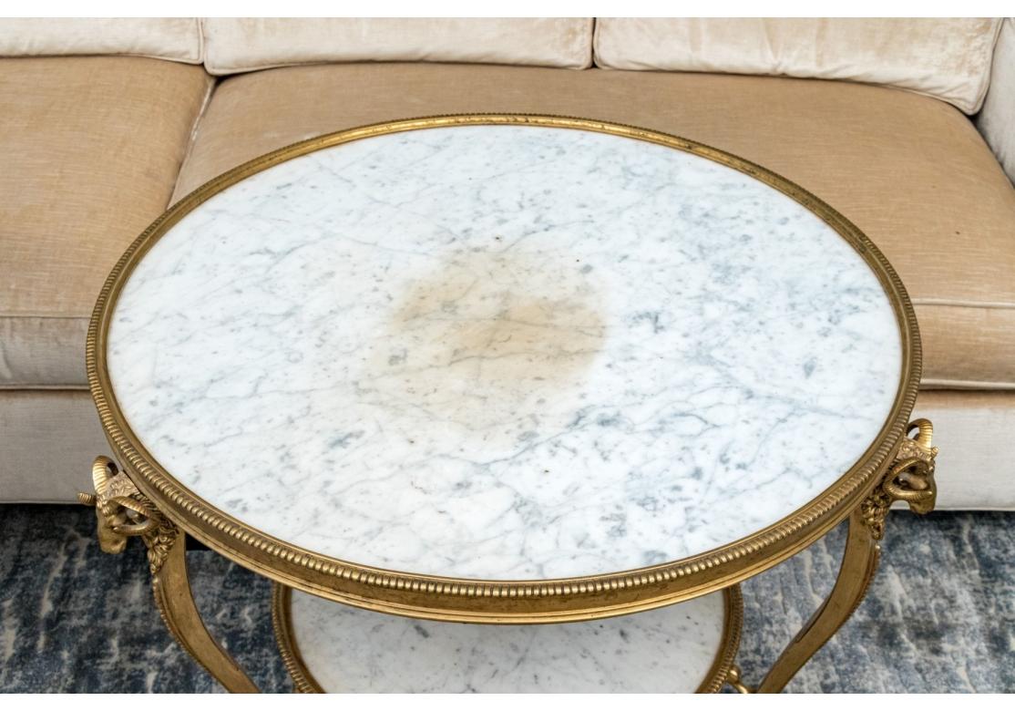 Exceptionnelle paire de tables de Gueridon en bronze doré et marbre en vente 2