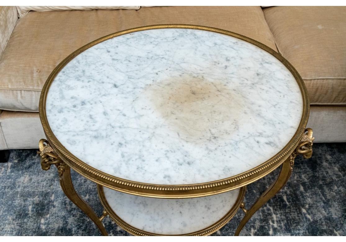 Exceptionnelle paire de tables de Gueridon en bronze doré et marbre en vente 4