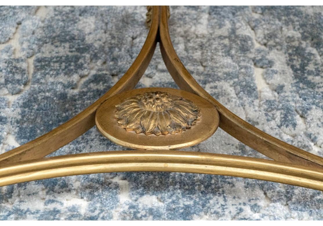 Exceptionnelle paire de tables de Gueridon en bronze doré et marbre en vente 6