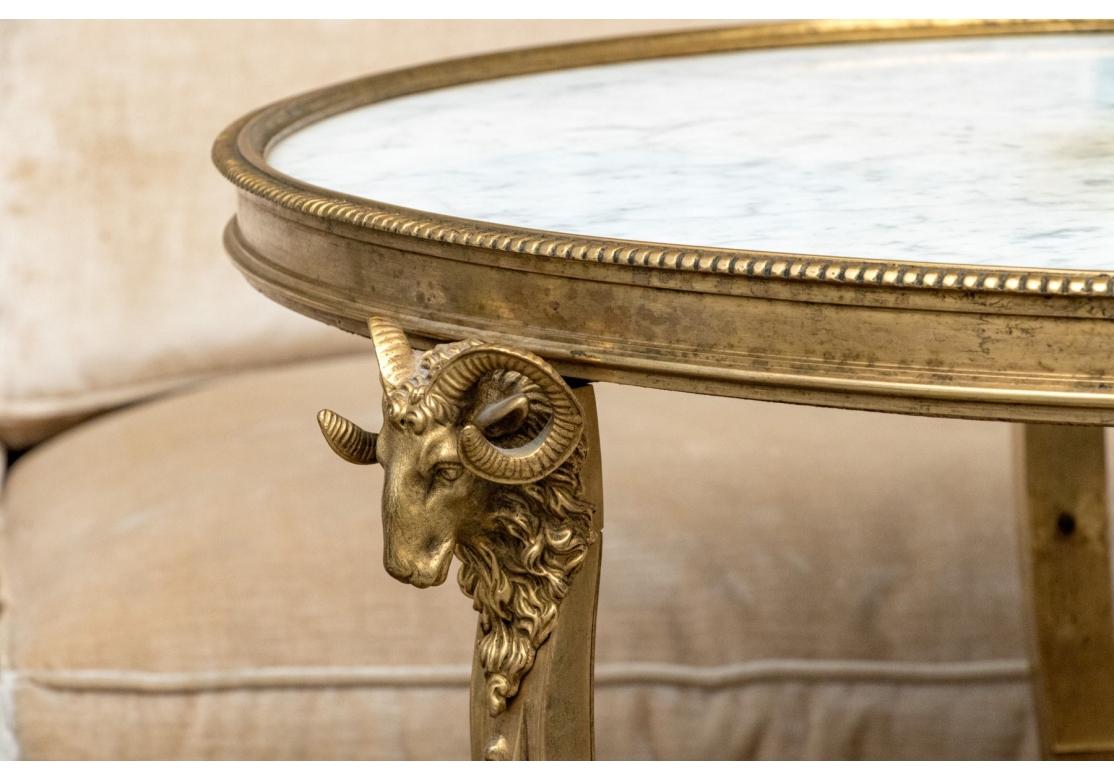 Doré Exceptionnelle paire de tables de Gueridon en bronze doré et marbre en vente