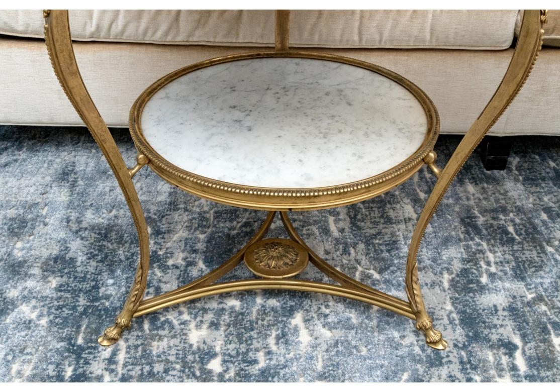 20ième siècle Exceptionnelle paire de tables de Gueridon en bronze doré et marbre en vente