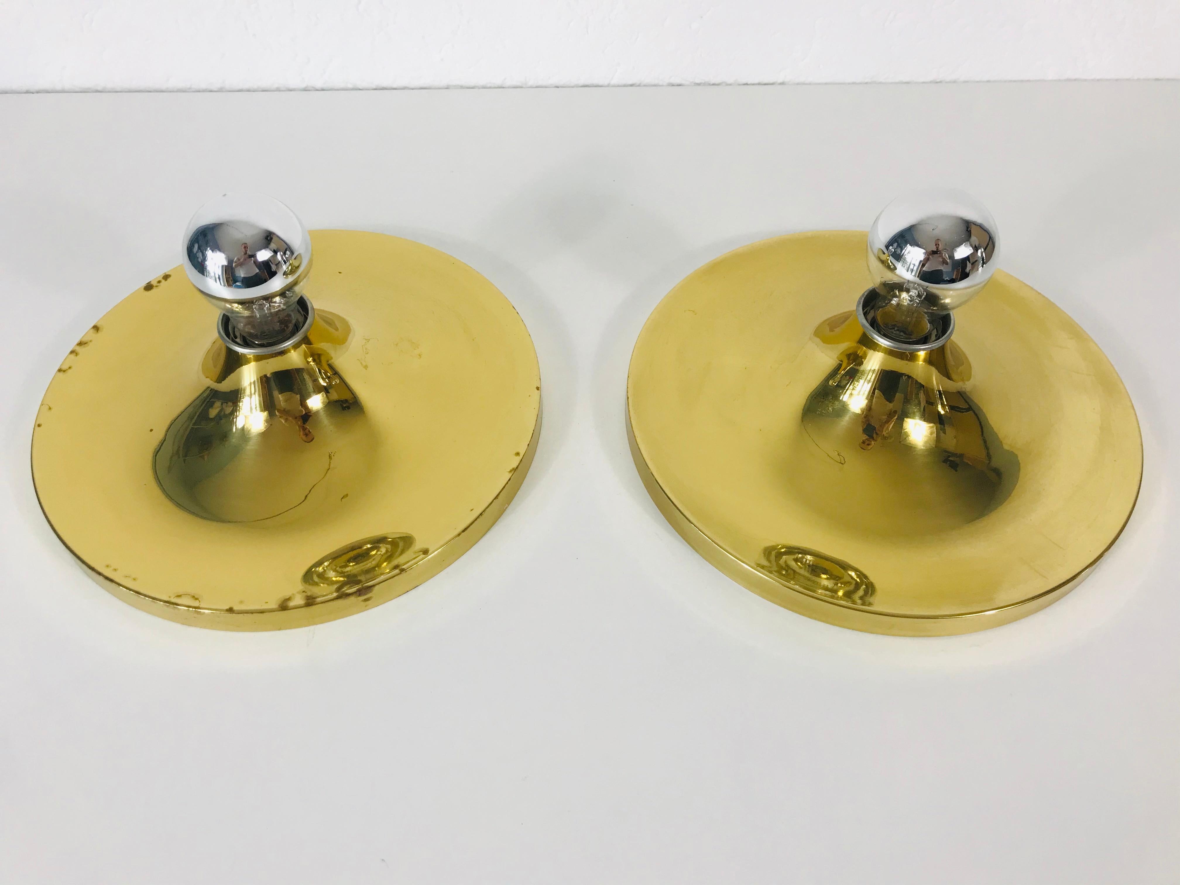 Außergewöhnliches Paar goldener Mid-Century-Modern-Wandlampen, 1960er Jahre, Deutschland im Zustand „Gut“ im Angebot in Hagenbach, DE