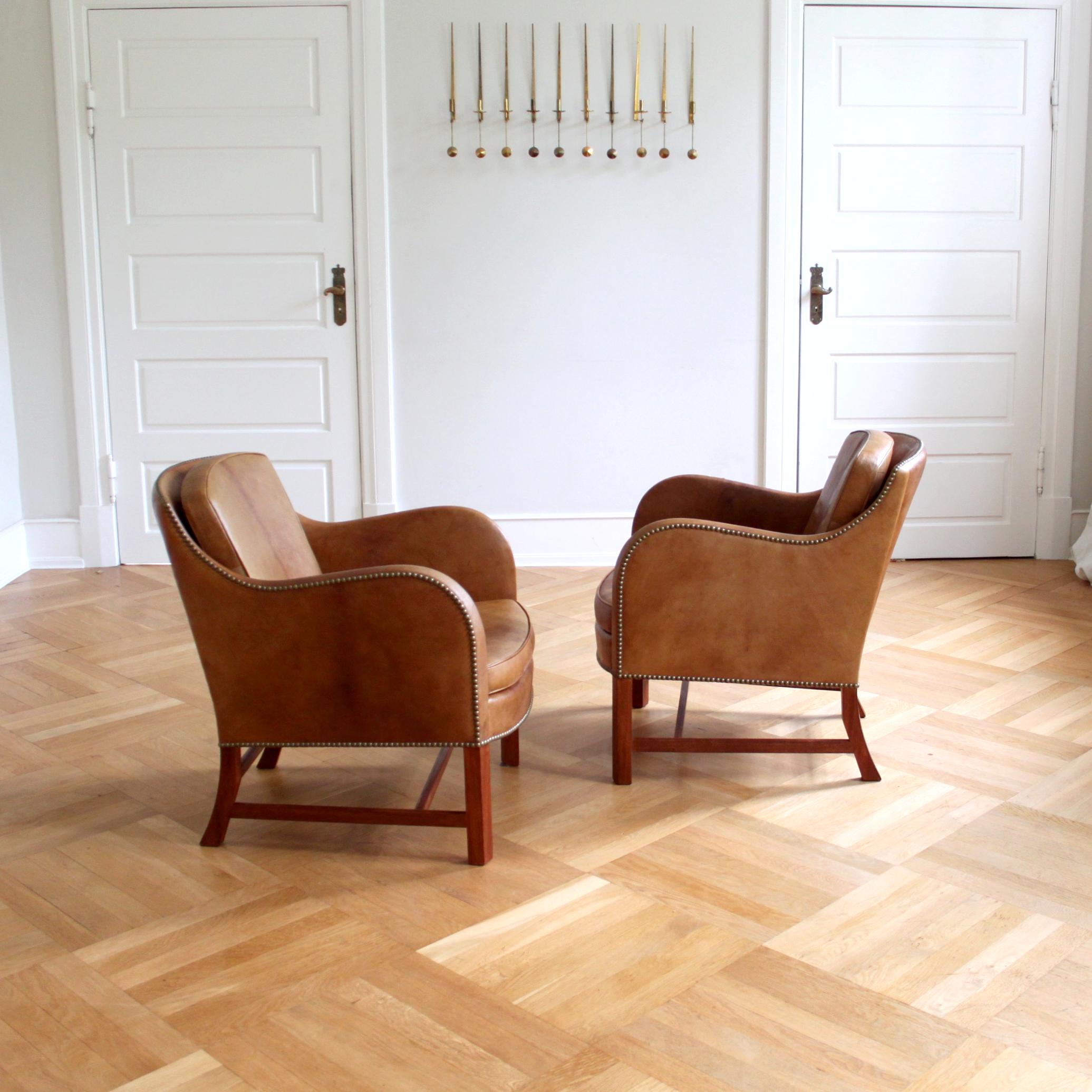 Scandinave moderne Exceptionnelle paire de chaises emblématiques Kaare Klint mixtes en cuir du Niger et acajou en vente