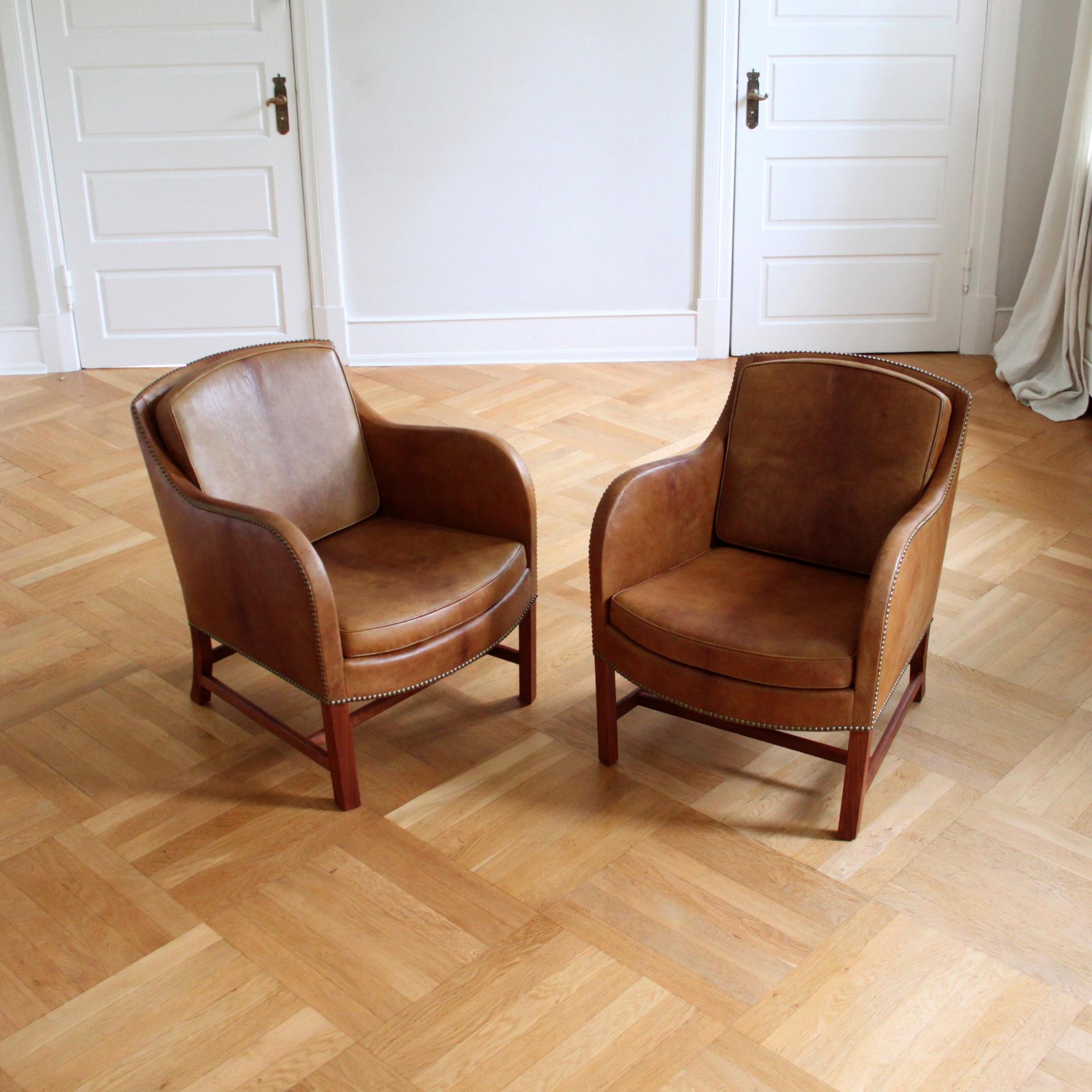 Exceptionnelle paire de chaises emblématiques Kaare Klint mixtes en cuir du Niger et acajou Bon état - En vente à Copenhagen, DK