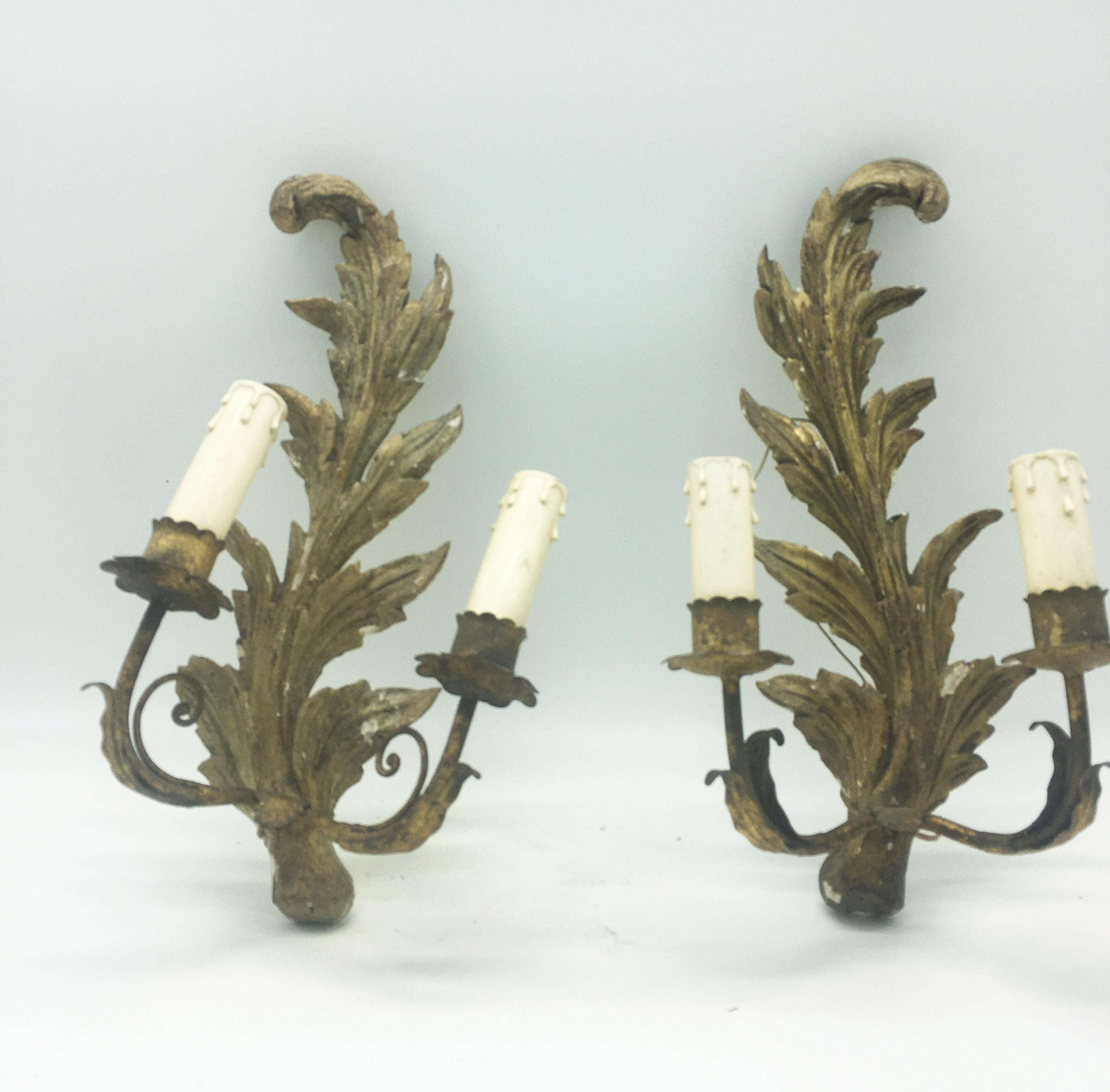 Rare paire ancienne d'appliques à 2 lumières en métal et bois sculpté et doré.
Fabrication napolitaine du 18ème siècle.
Convient aux candélabres avec lampe électrique.