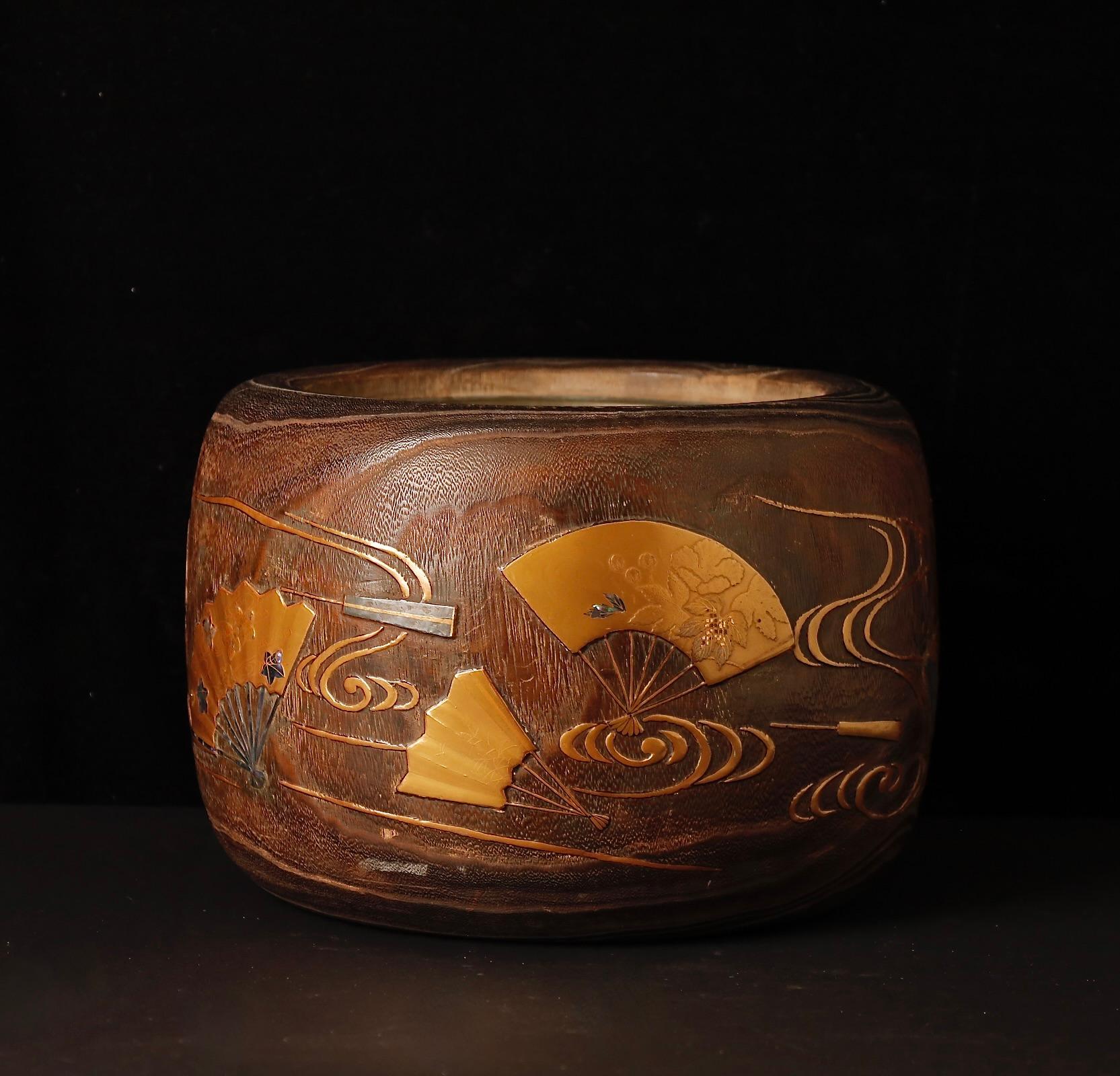 Exceptional Pair of Japanese Hibachi with Makie Lacquer – Edo to Meiji Period, 1 For Sale 4