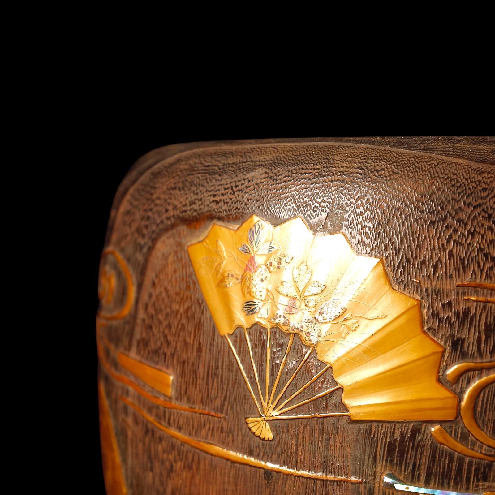 Exceptional Pair of Japanese Hibachi with Makie Lacquer – Edo to Meiji Period, 1 For Sale 7