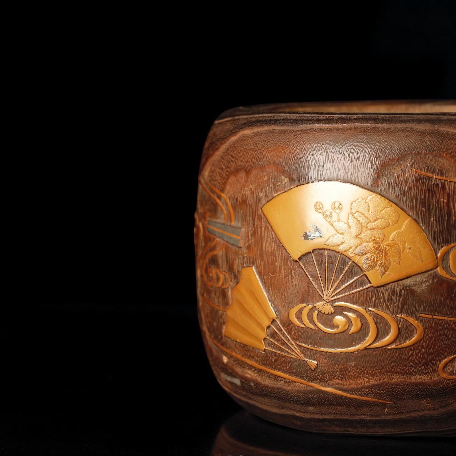 Exceptional Pair of Japanese Hibachi with Makie Lacquer – Edo to Meiji Period, 1 For Sale 10