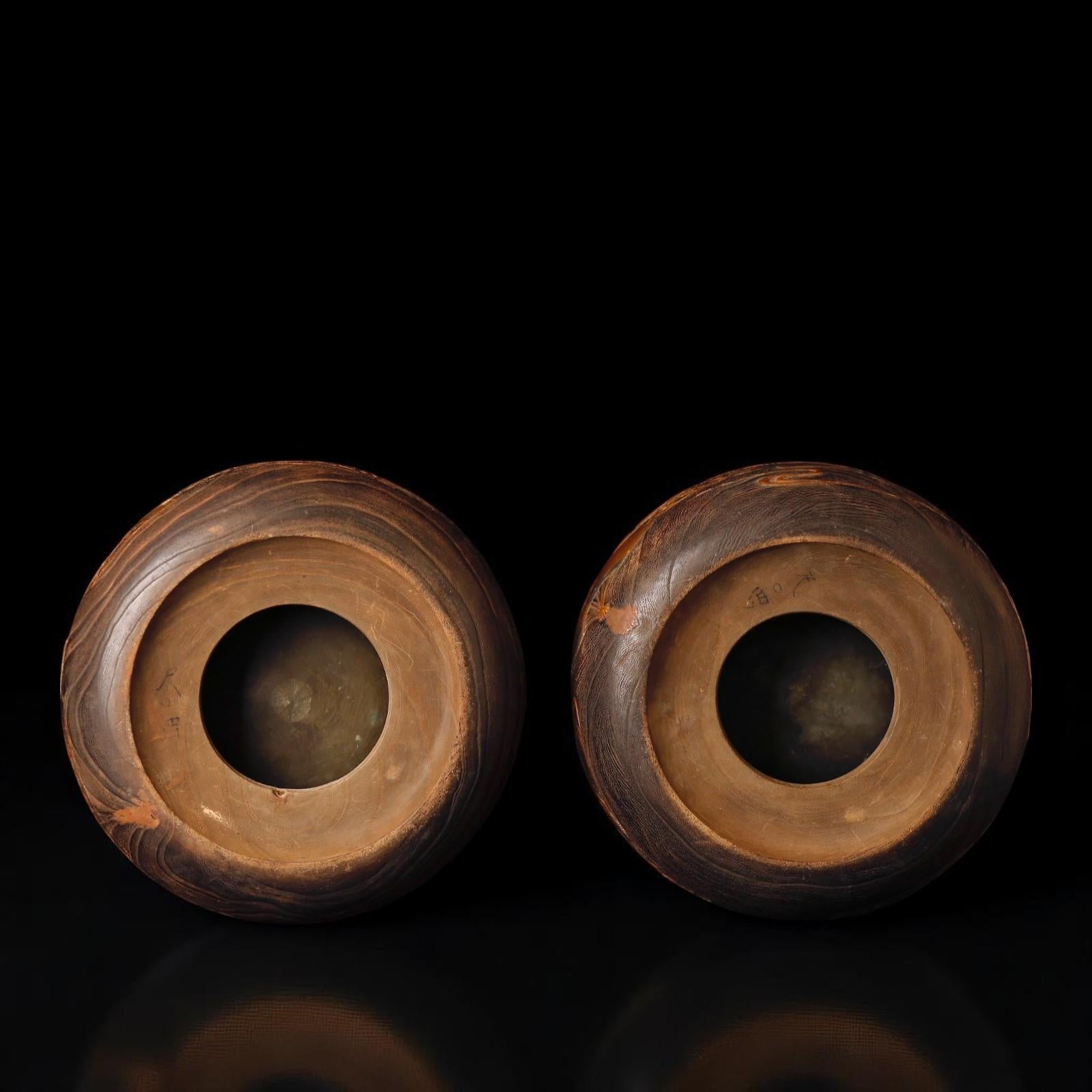Exceptional Pair of Japanese Hibachi with Makie Lacquer – Edo to Meiji Period, 1 For Sale 11