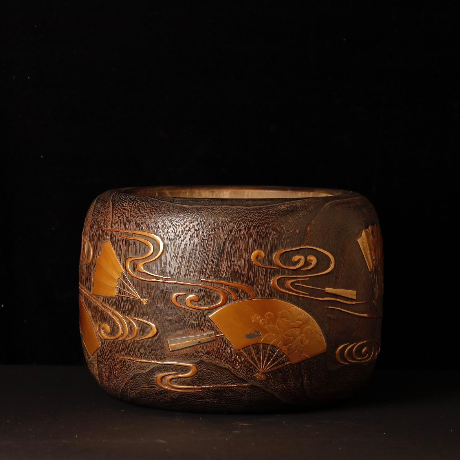 Exceptional Pair of Japanese Hibachi with Makie Lacquer – Edo to Meiji Period, 1 In Good Condition For Sale In Fukuoka, JP