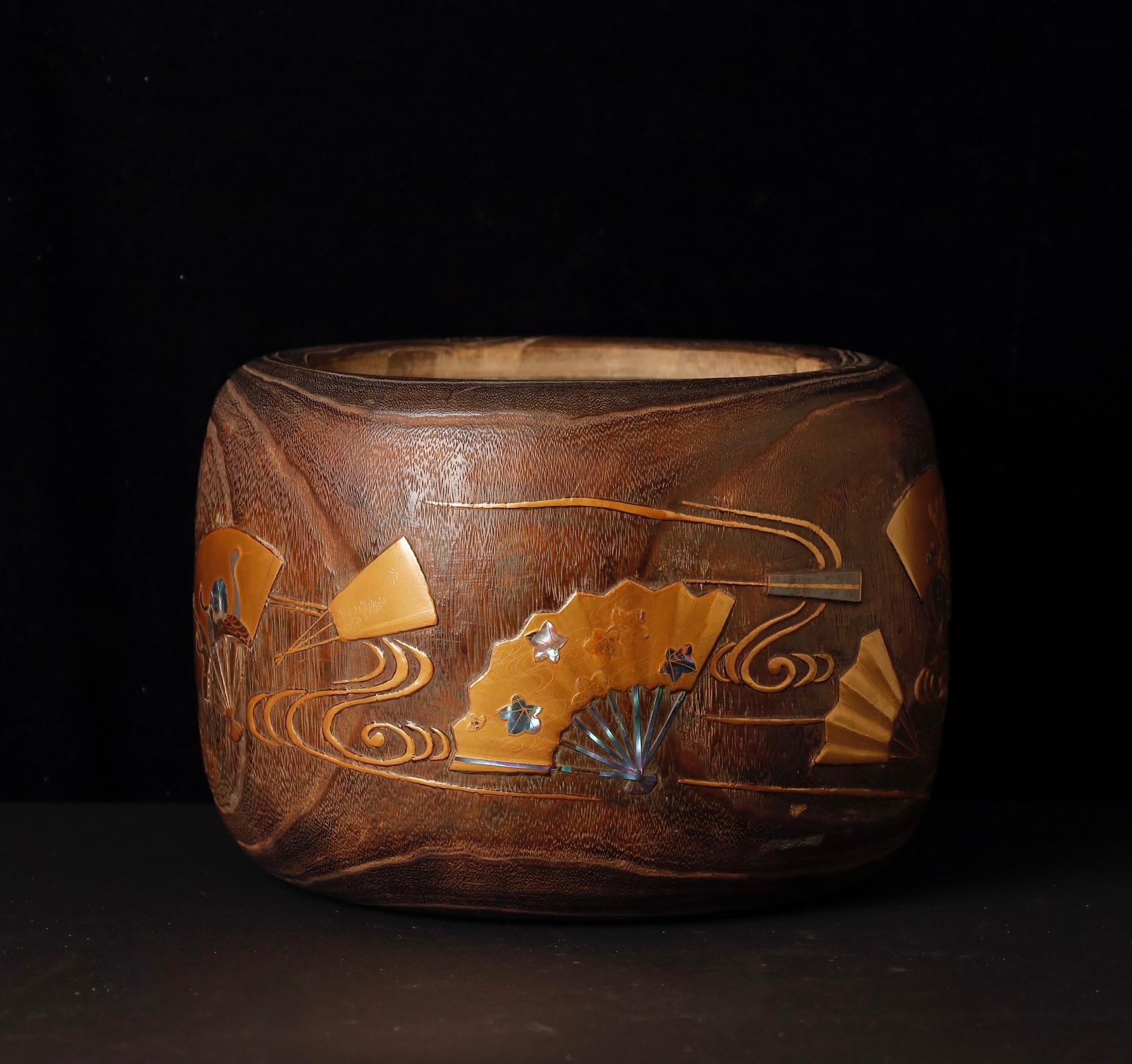 Exceptional Pair of Japanese Hibachi with Makie Lacquer – Edo to Meiji Period, 1 For Sale 2
